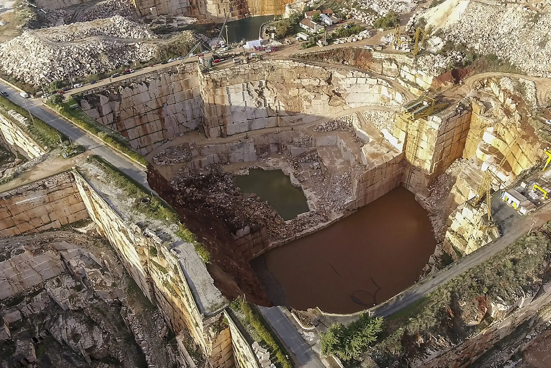 Marinha utiliza hoje submarino com controlo remoto nas buscas em Borba