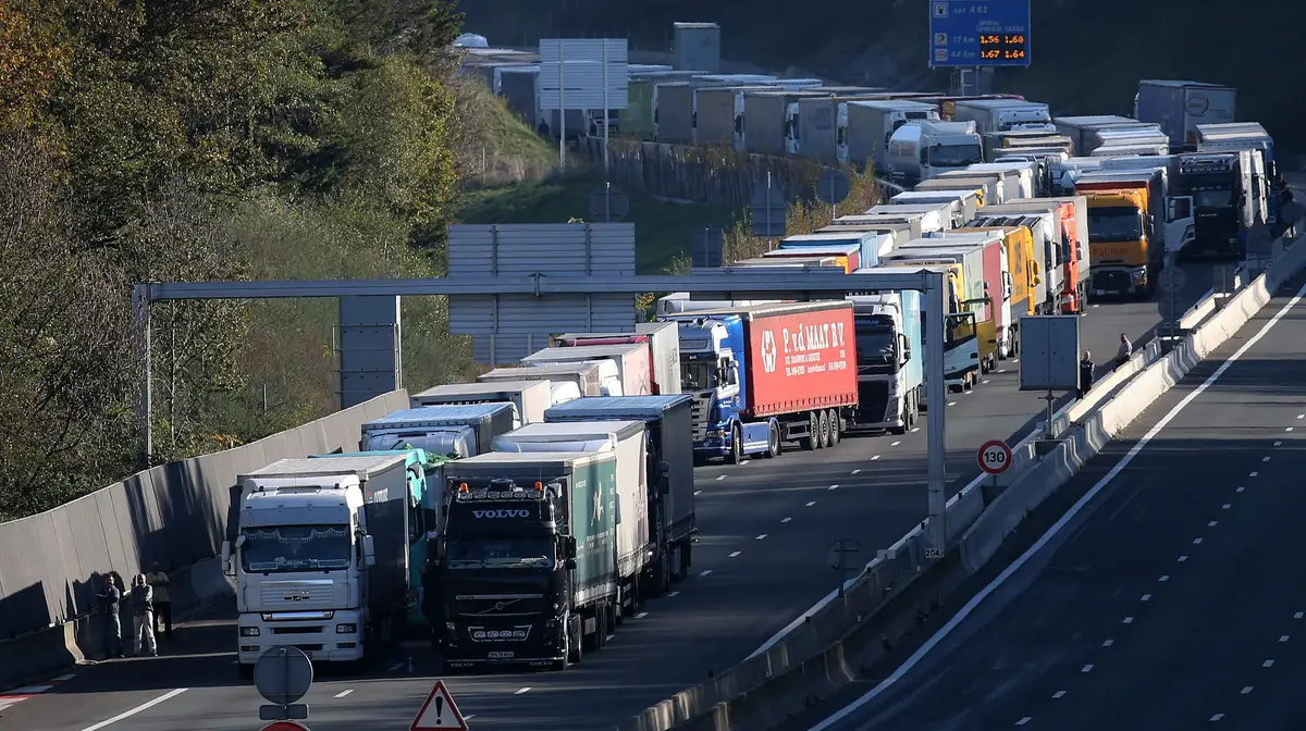 Camionistas bloqueados na fronteira entre Espanha e França, na localidade de Biriatou.