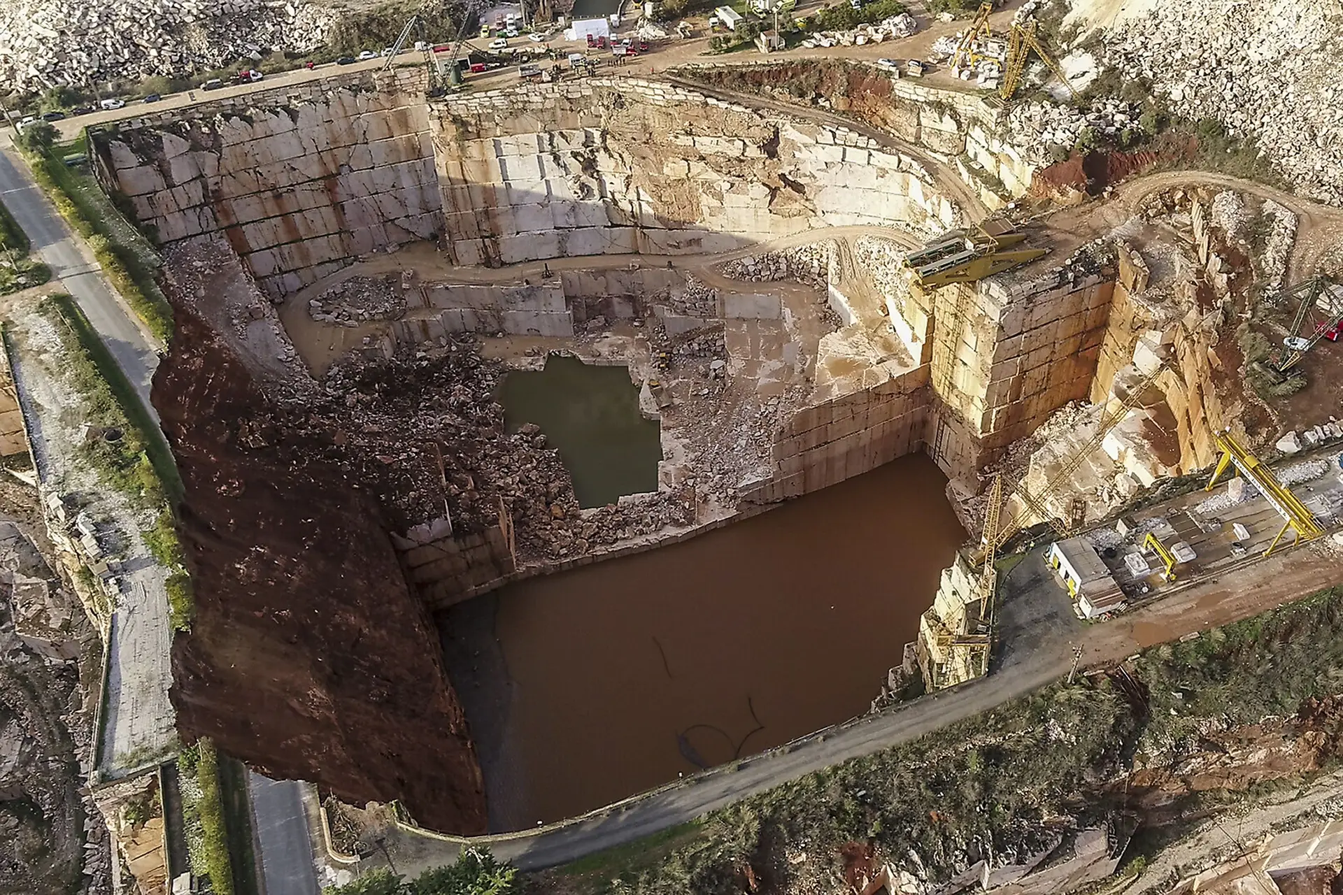 Reforçada drenagem de água de pedreira de Borba onde se suspeita estarem 3 desaparecidos