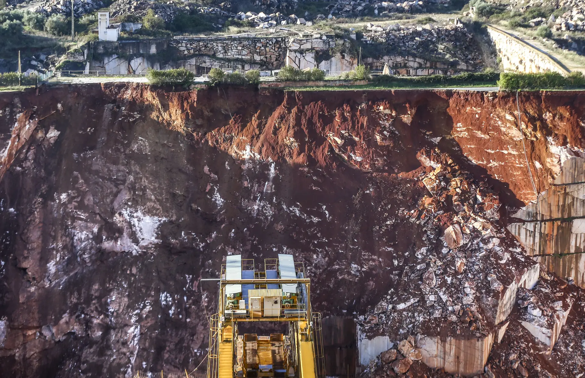 População e investigador avisam que há outras estradas em risco em Borba