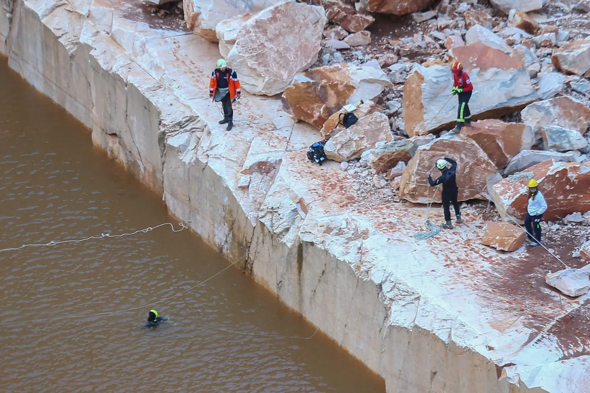 Mergulhadores na pedreira em Borba enfrentam "dos piores pesadelos" da atividade