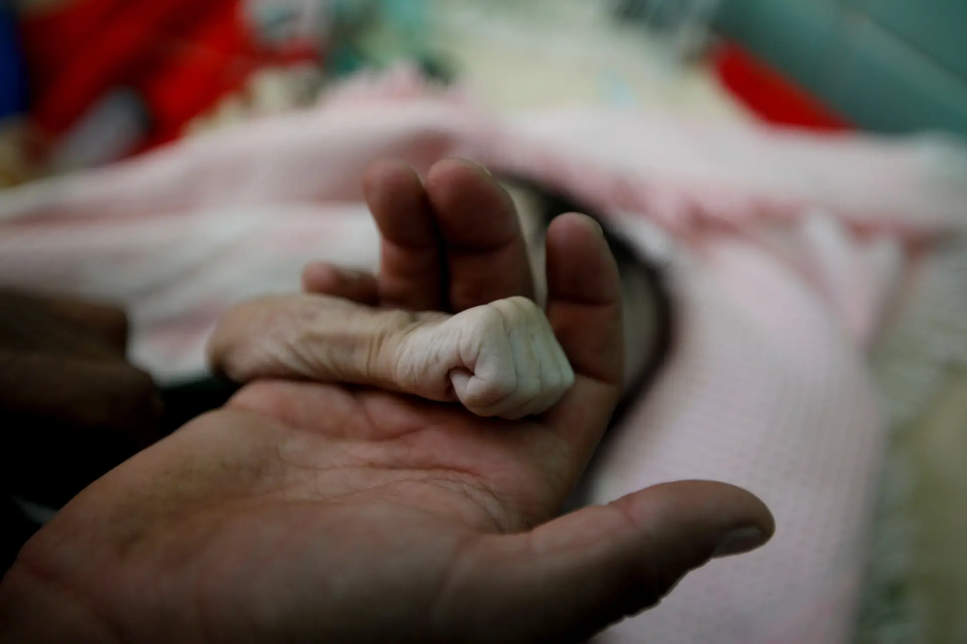 Saleh Hassan al-Faqeh segura a mão da filha de quatro meses, Hajar, que morreu desnutrida esta semana em Sanaa. Dados da ONU indicam que 85 mil crianças morreram de fome ou doenças desde a intensificação da guerra no Iémen.