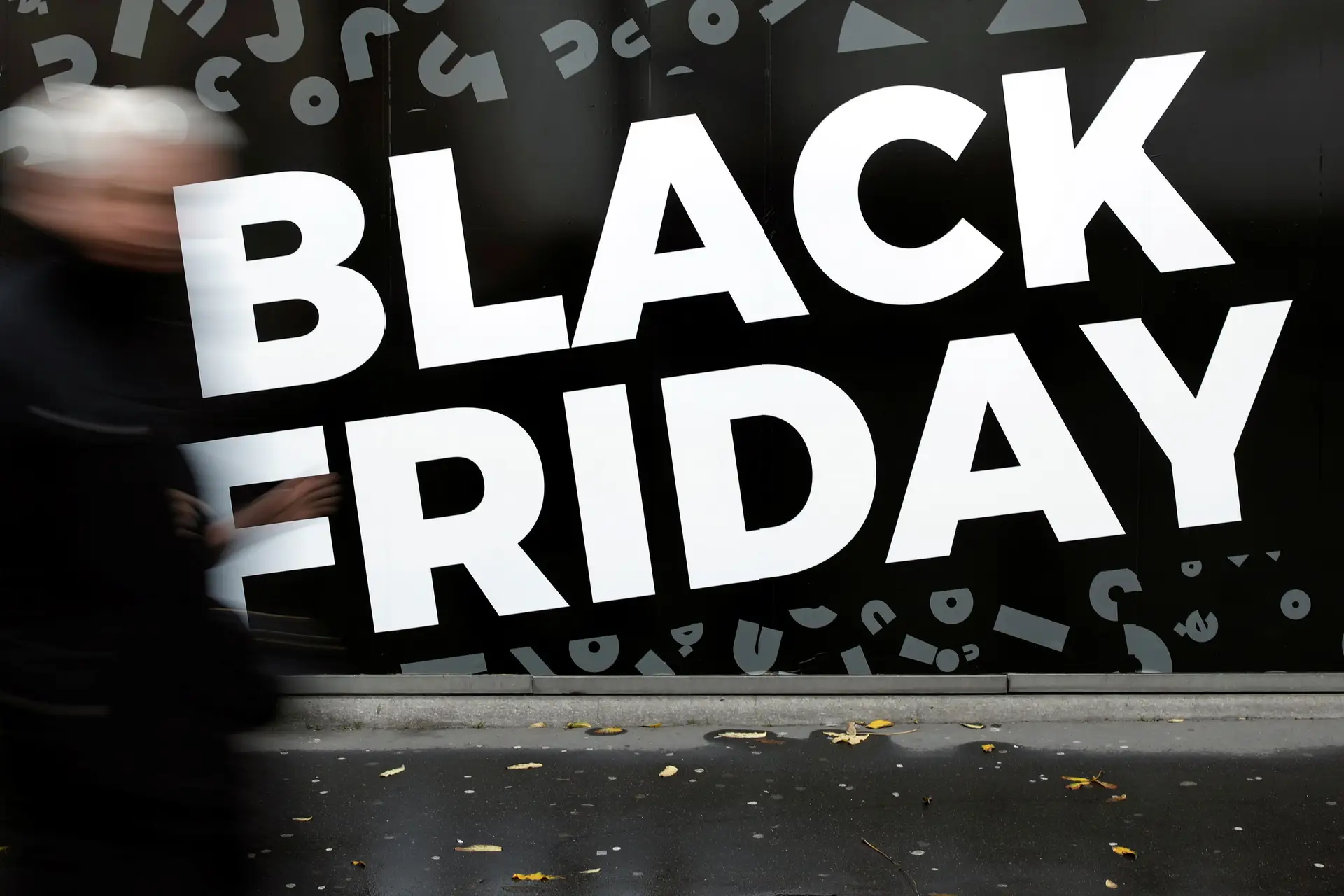 Mais de metade dos portugueses pondera fazer compras no Black Friday