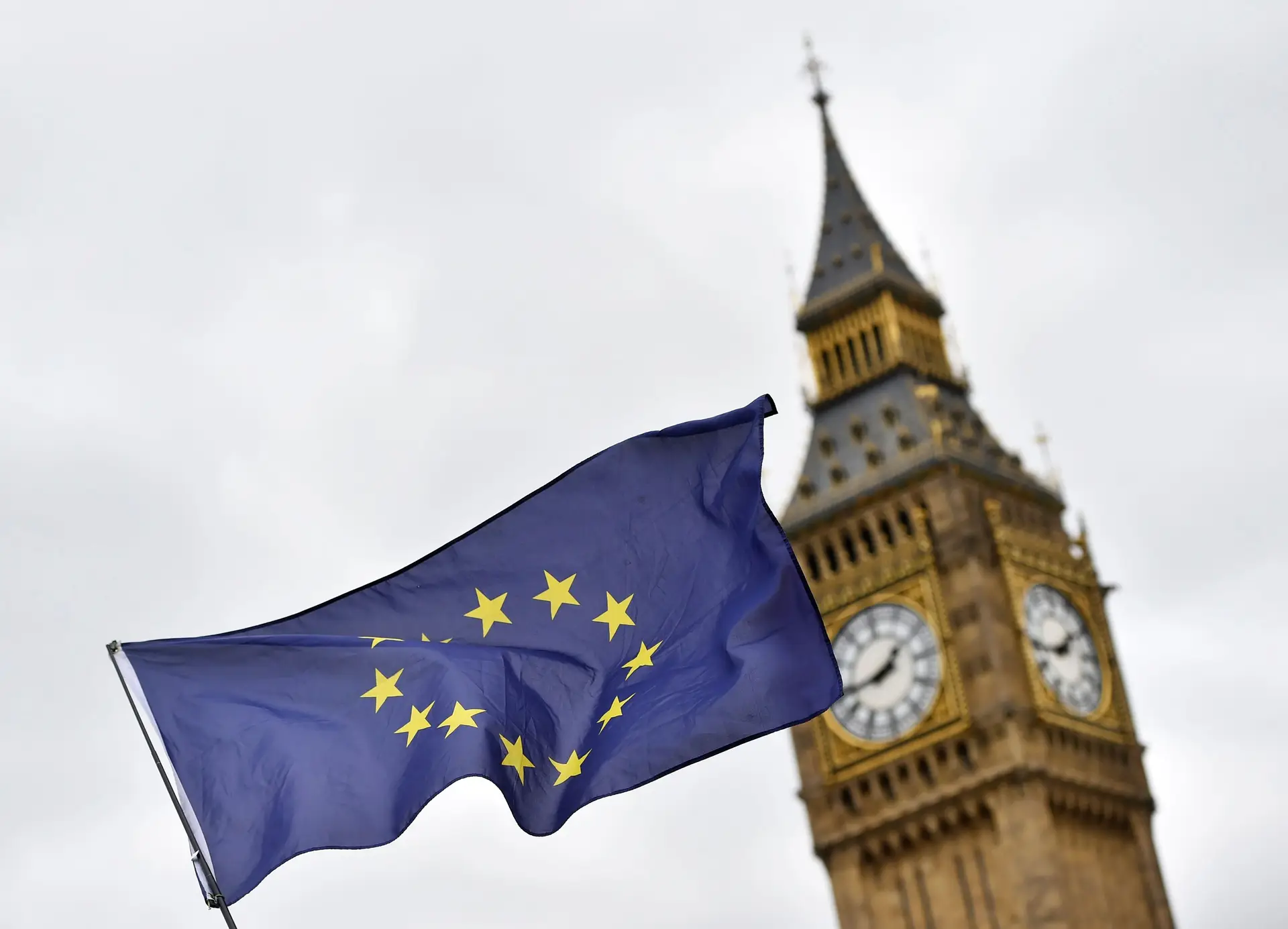 Reino Unido e UE assinam acordo para resolver problemas do Brexit