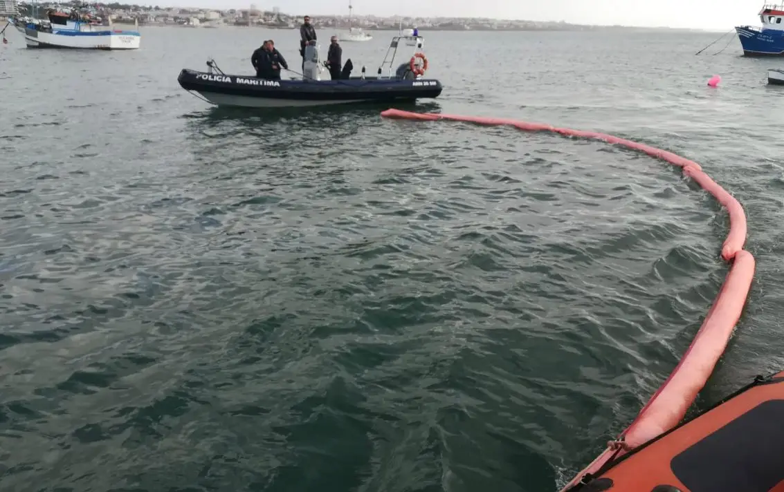 Embarcação de pesca derrama combustível na Baía de Cascais