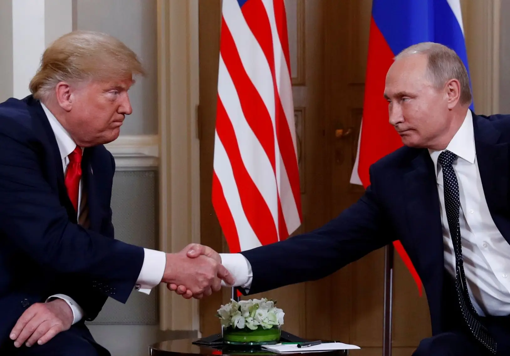 China saúda telefonema entre Trump e Putin