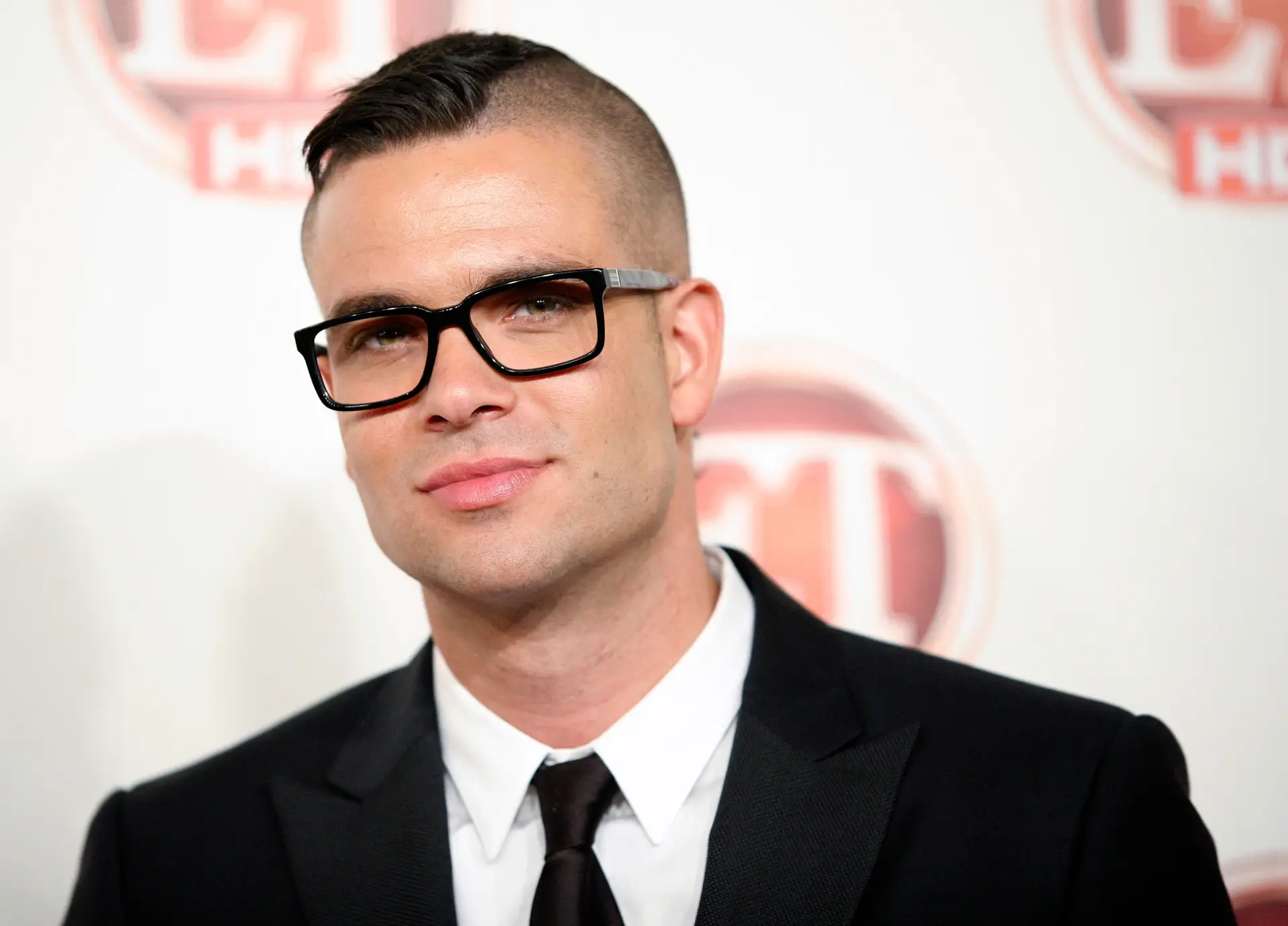 O ator Mark Salling, que interpretou Puck na série "Glee", morreu aos 35 anos. O ator Mark Salling tinha álcool no organismo quando se suicidou por enforcamento. (17 de agosto de 1982 - 30 de janeiro de 2018)