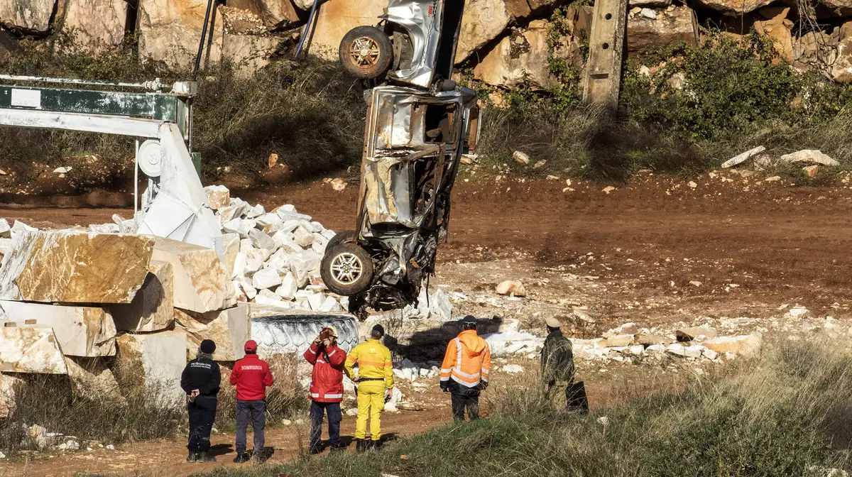 Elementos da Proteção Civil e dos bombeiros retiram uma viatura que estava submersa no fundo da pedreira na sequência do deslizamento de terras e colapso de uma estrada em Borba, no dia 19 de novembro de 2018, em Borba.