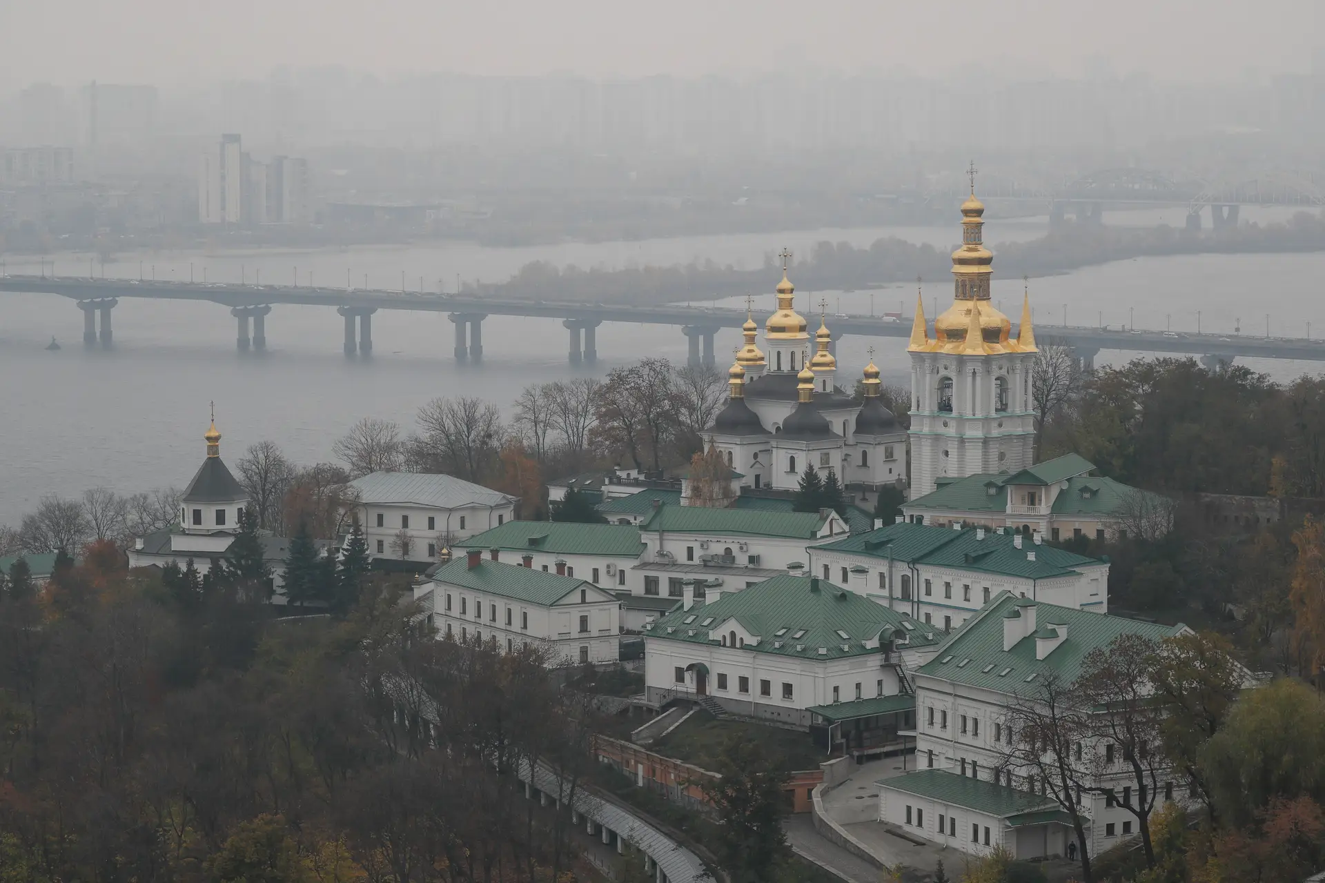 O padre Pavlo lidera o mosteiro de Pechersk, o maior e mais antigo de Kiev (na foto).