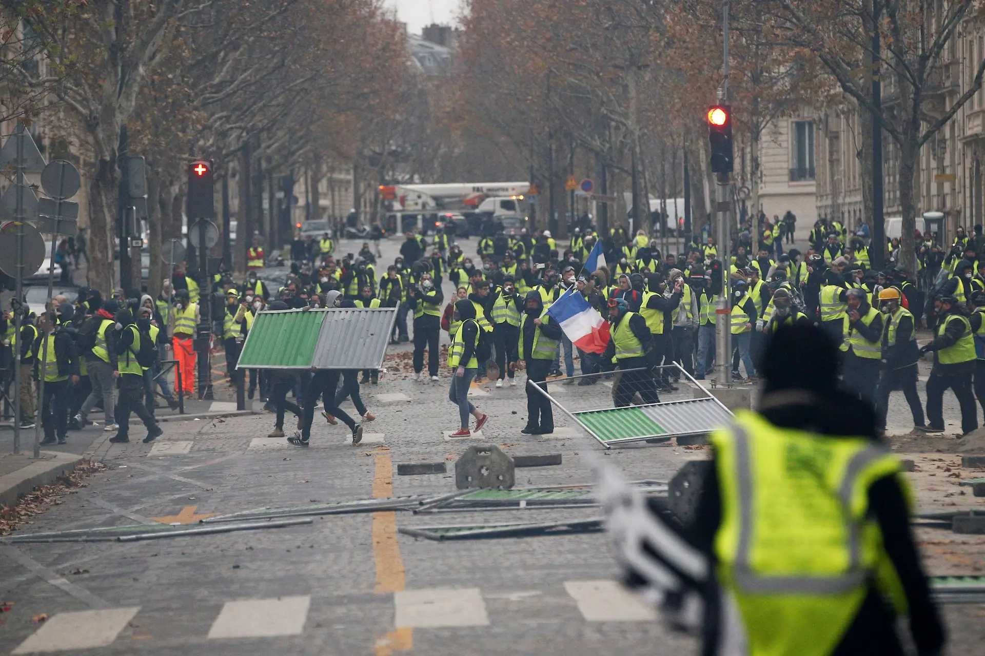 "Coletes amarelos" provocam os primeiros incidentes hoje em Paris