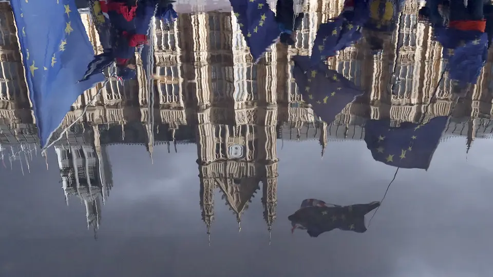 Manifestantes com bandeiras da Europa protestam contra o Brexit em frente ao Parlamento em Londres, Reino Unido