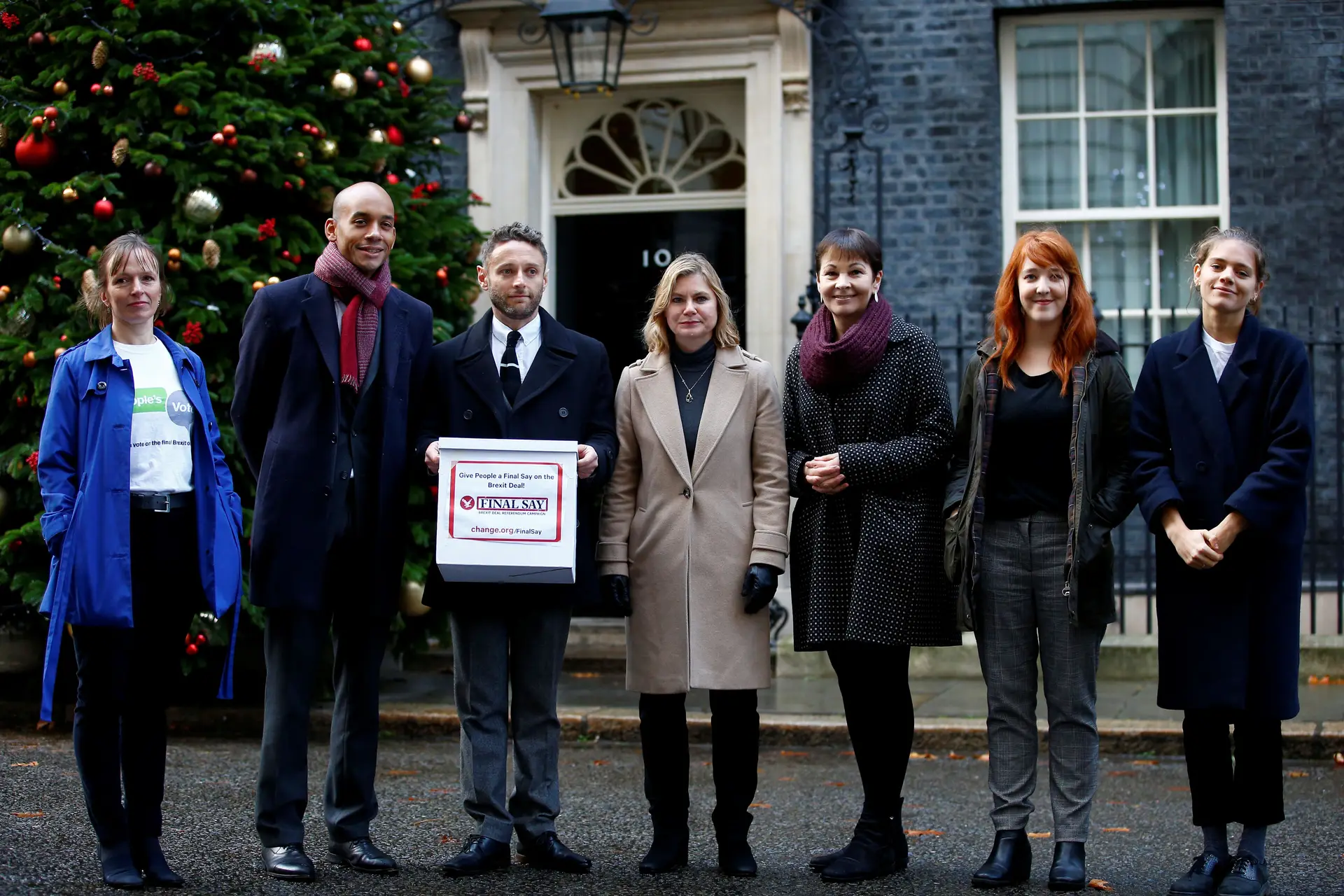 Deputados de todos os partidos entregam petição por um segundo referendo sobre Brexit