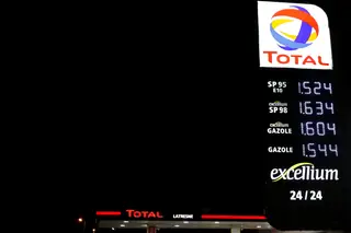 Governo francês desiste da polémica taxa sobre combustíveis