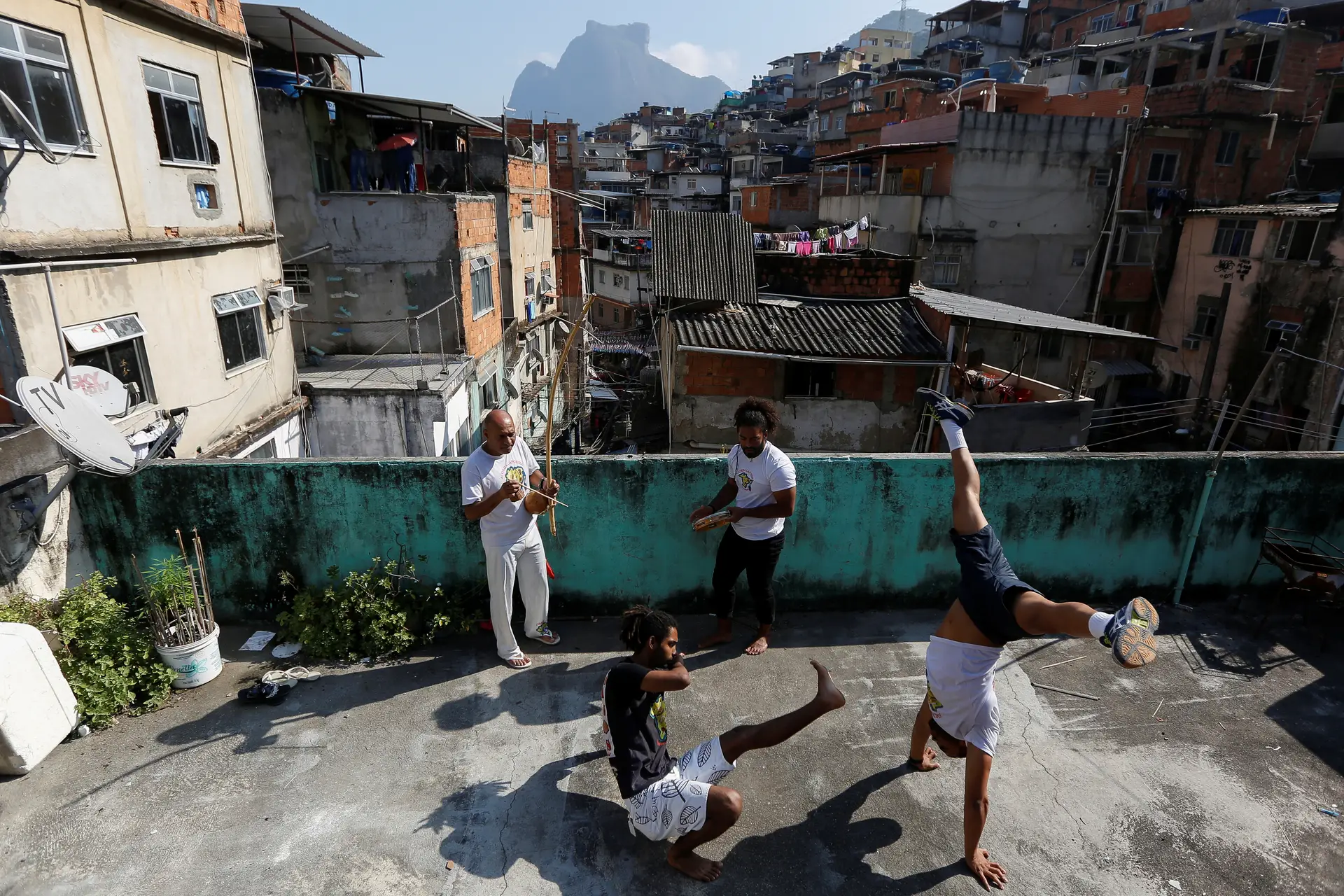 Quase cinco mil militares realizam operações em favelas do Rio de Janeiro
