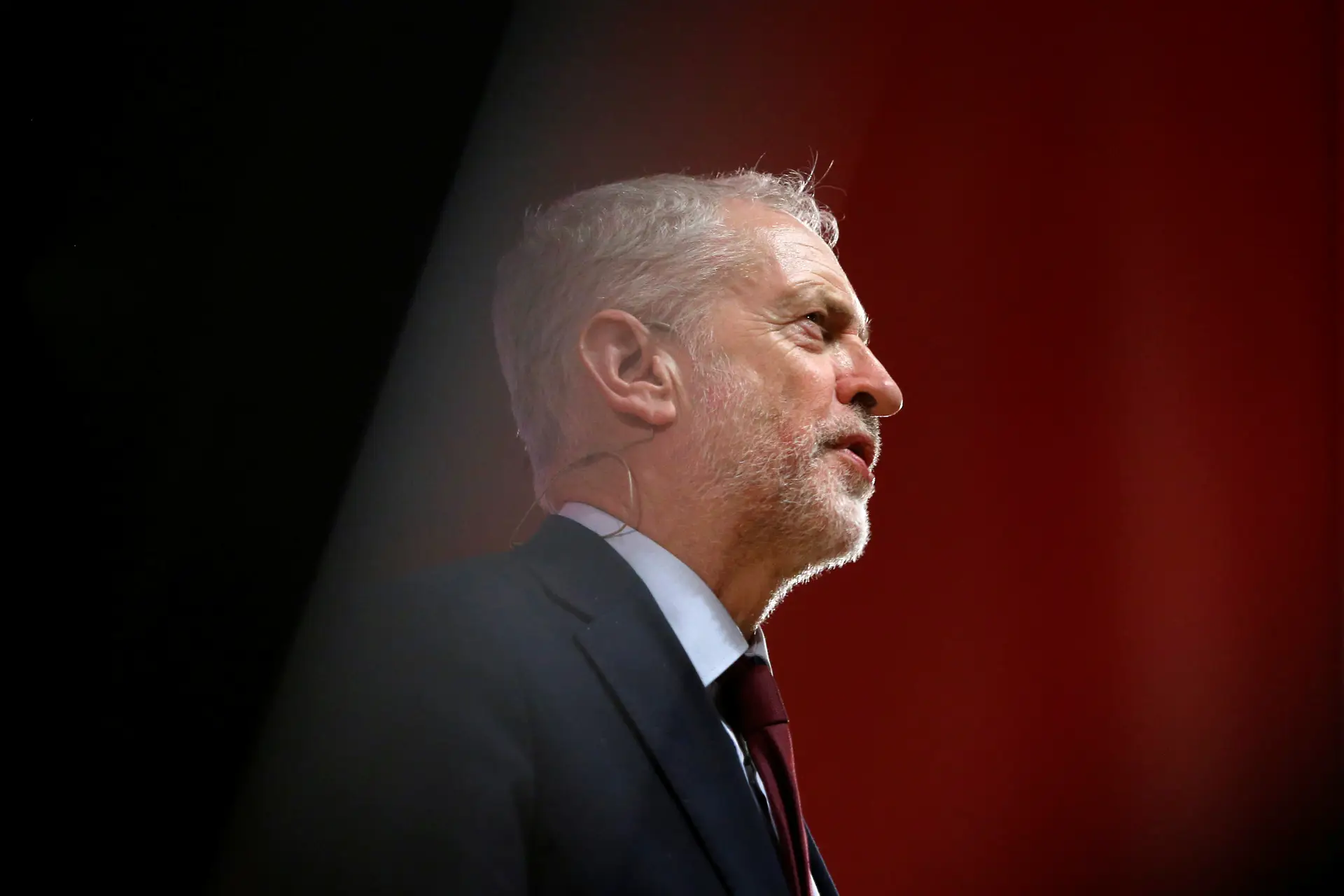 Jeremy Corbyn vai apresentar moção de censura contra Theresa May