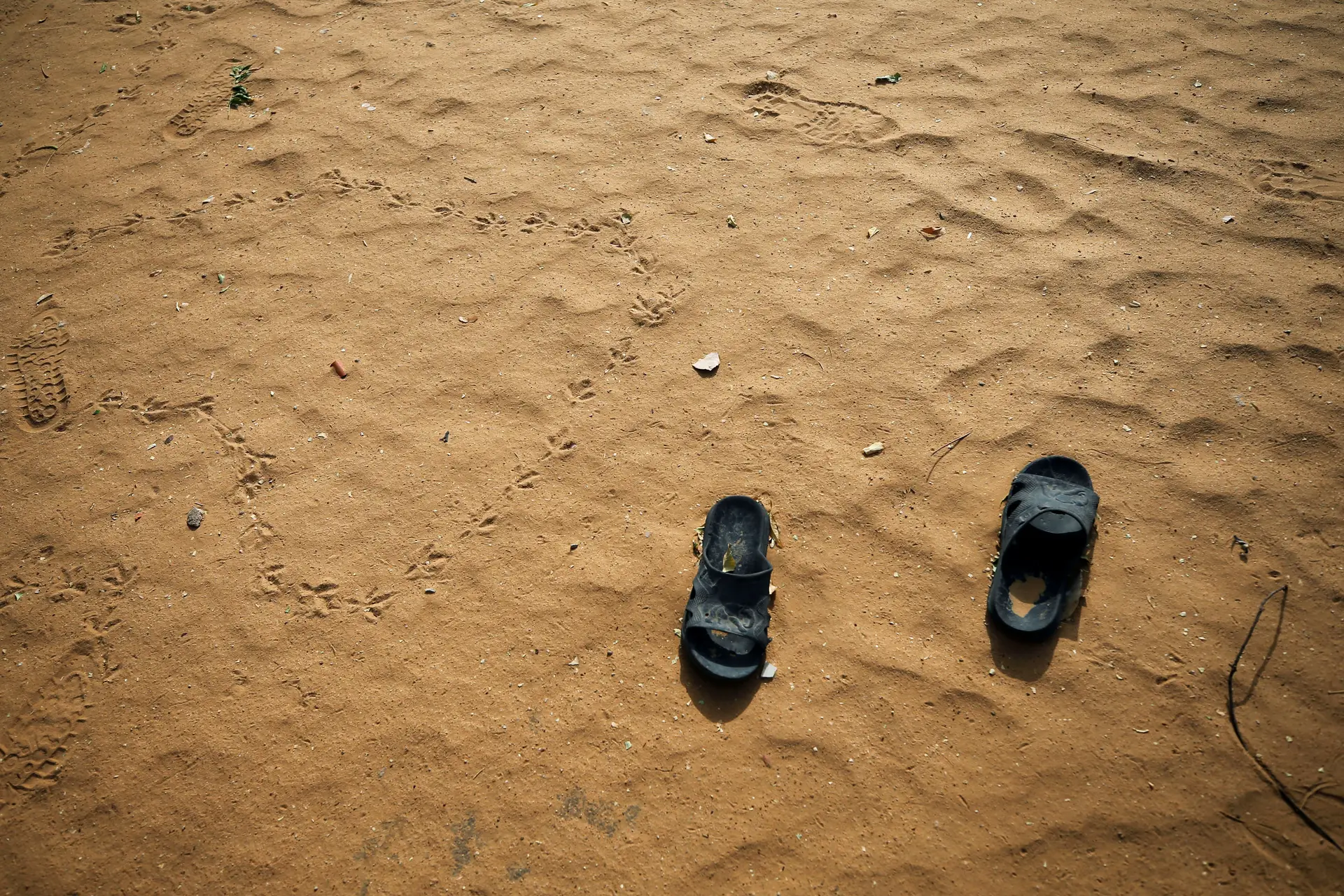 Chinelos são vistos perto de uma escola em Dapchi, na Nigéria, de onde dezenas de alunas desapareceram após um ataque do Boko Haram.