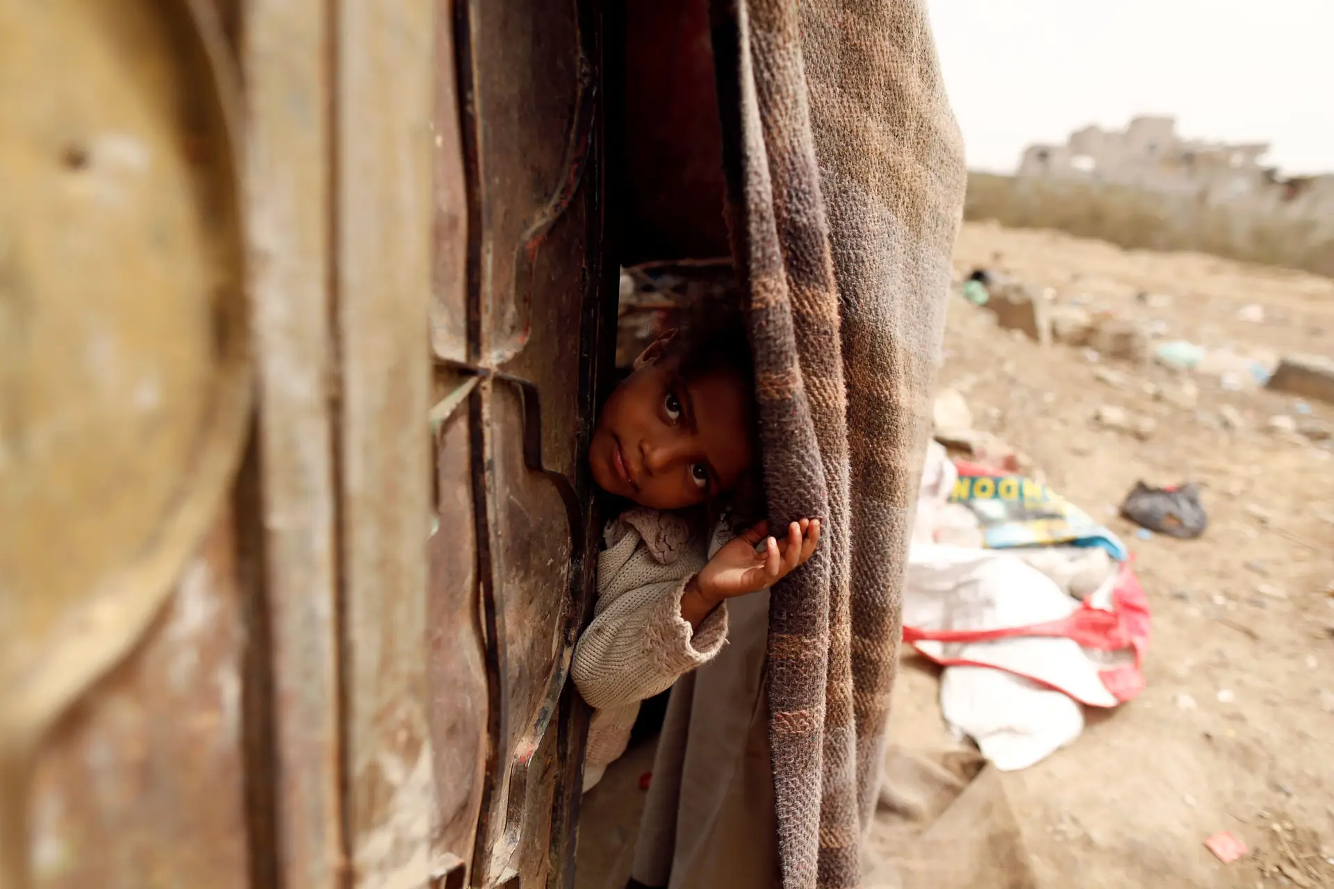 Uma menina refugiada da cidade costeira de Hodeidah, no abrigo da família em Sana, Iémen.