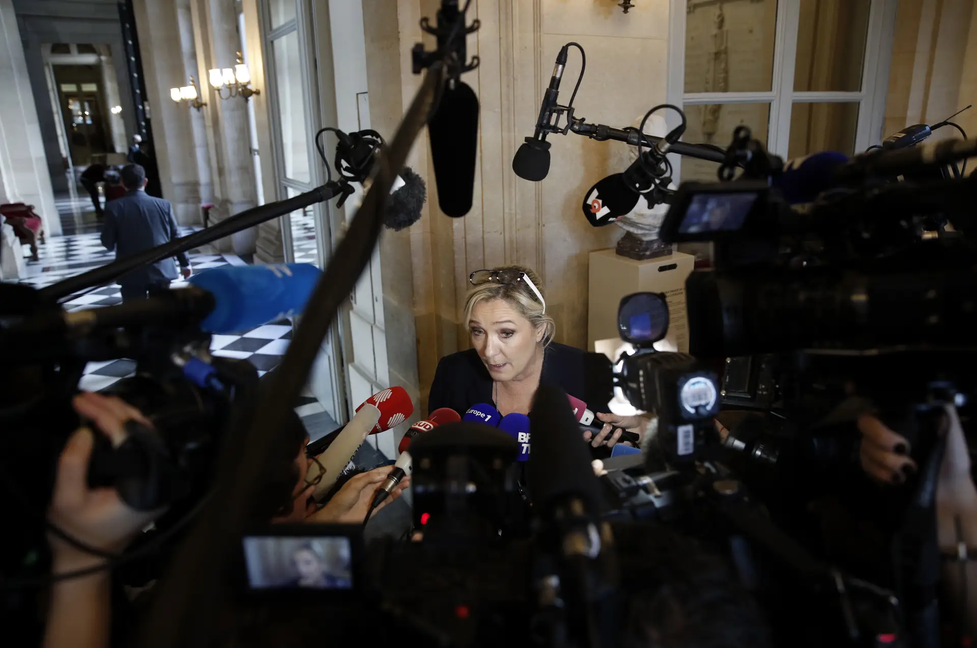 Marine Le Pen pede a Macron "respostas fortes" a "sofrimento" dos coletes amarelos