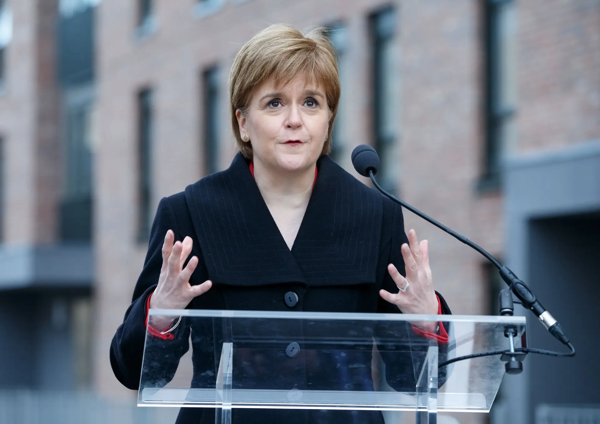 Nicola Sturgeon acusa May de querer ganhar tempo ao não anunciar nova votação
