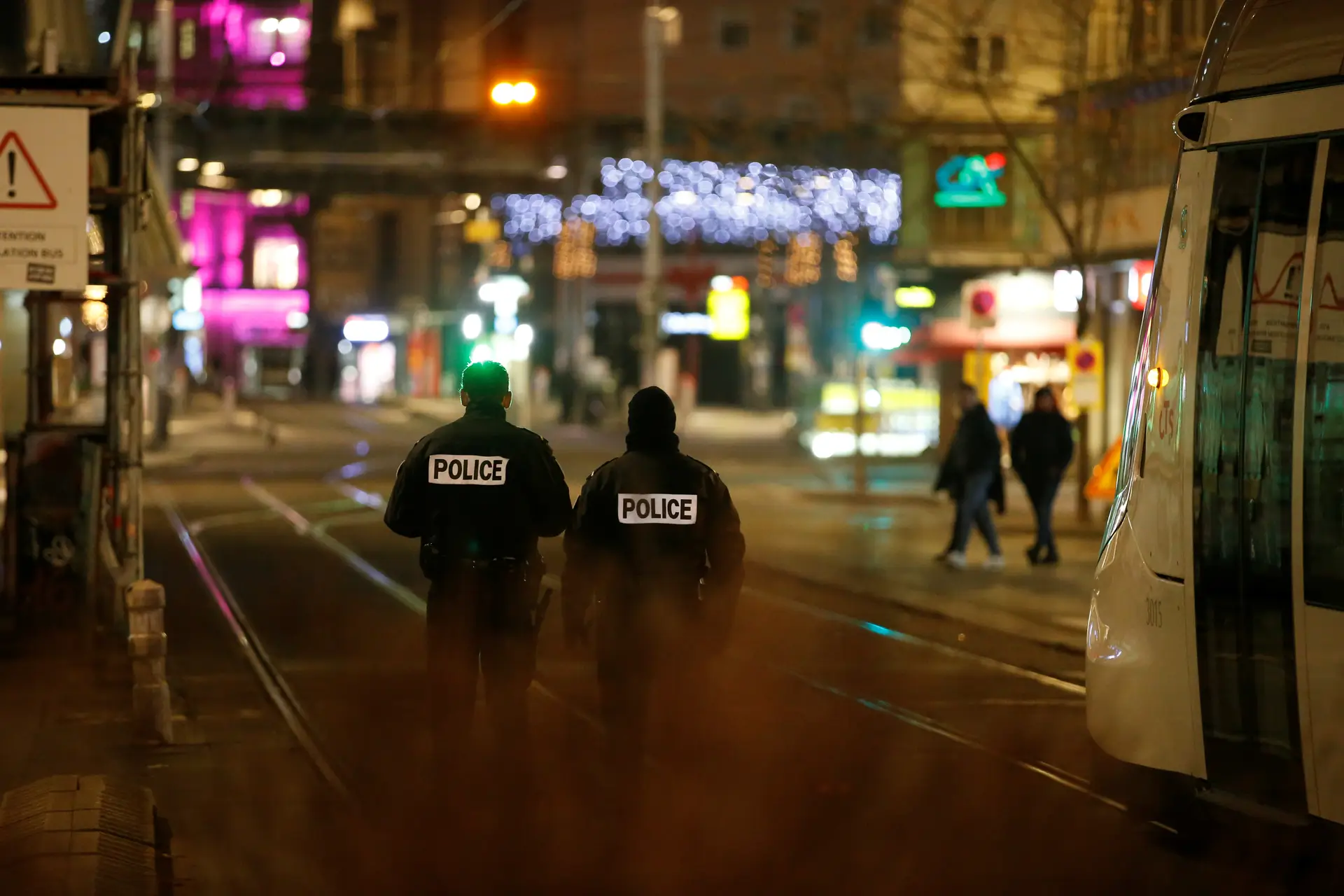 Homem dispara sobre várias pessoas em mercado de Natal em Estrasburgo