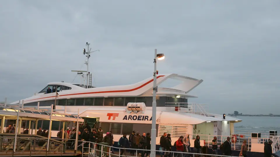 Utentes da Transtejo desembarcam de um barco na estação fluvial do Seixal.