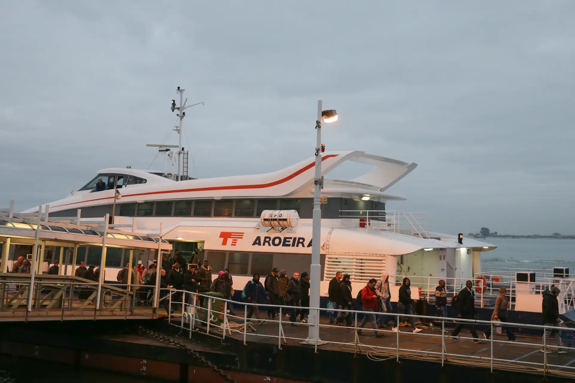 Utentes da Transtejo desembarcam de um barco na estação fluvial do Seixal.