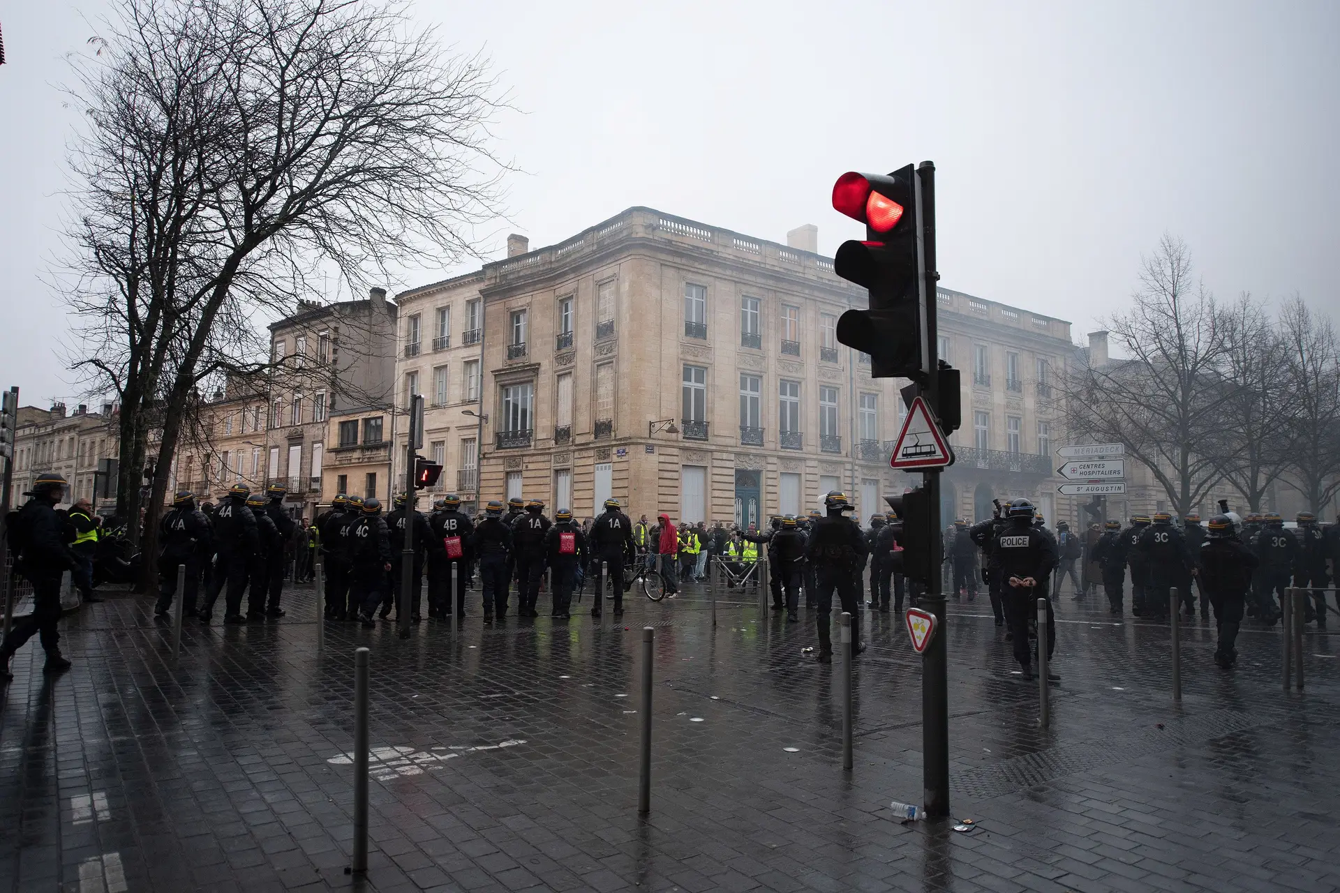 Coletes amarelos mobilizaram 66 mil manifestantes em França