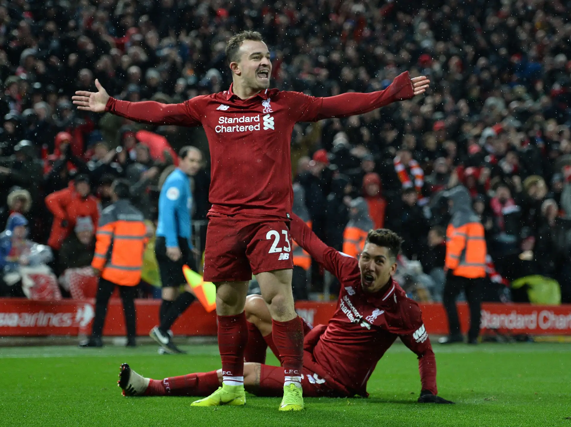 Liverpool vence Manchester United e recupera a liderança em Inglaterra