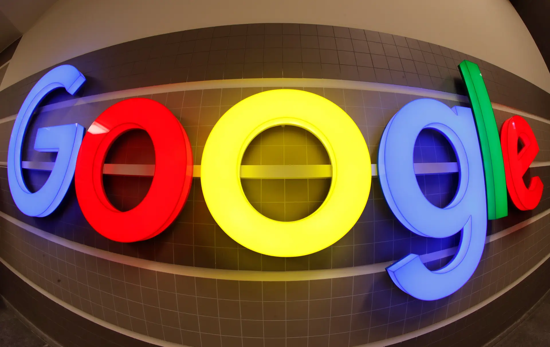 Google multada em 50 milhões em França por falta de transparência