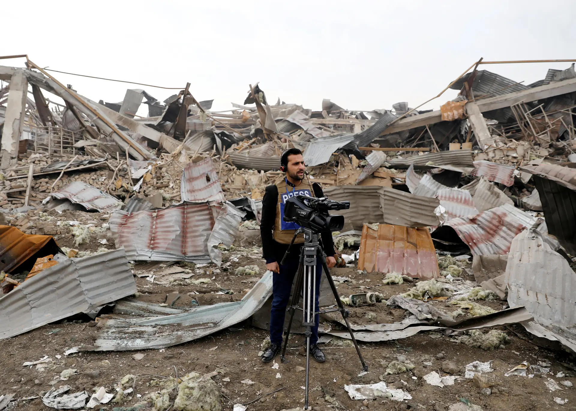 Jornalista no local onde explodiu um carro armadilhado em Cabul, Afeganistão, 29 de novembro de 2018.