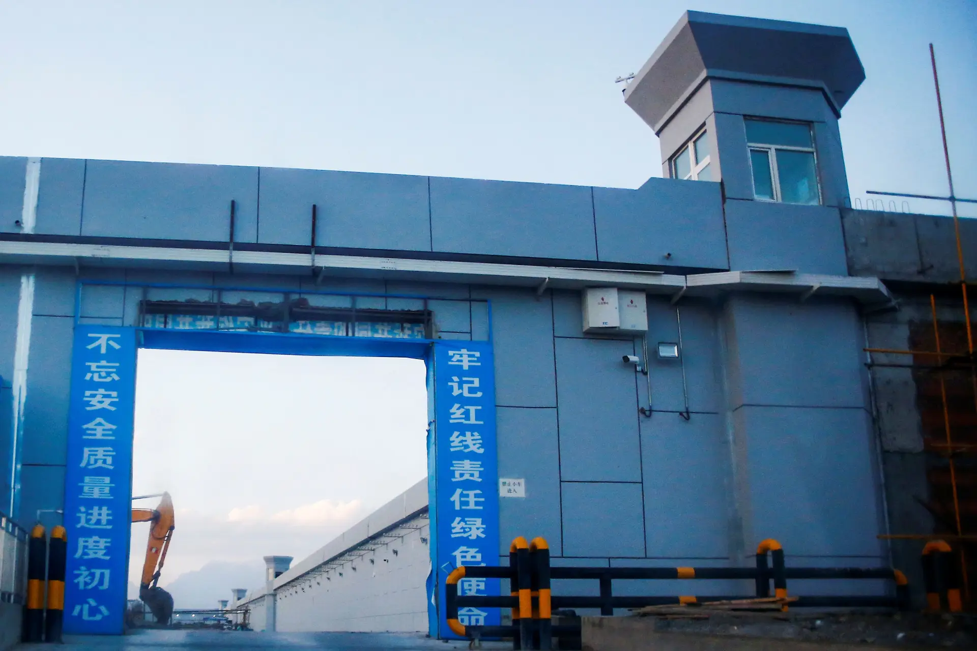 Pequim defende que os campos são centros de "formação vocacional" destinados a treinar uigures e cazaques, parte de um plano para trazer estas minorias étnicas muçulmanas para o mundo "moderno e civilizado" e eliminar a pobreza no Xinjiang.