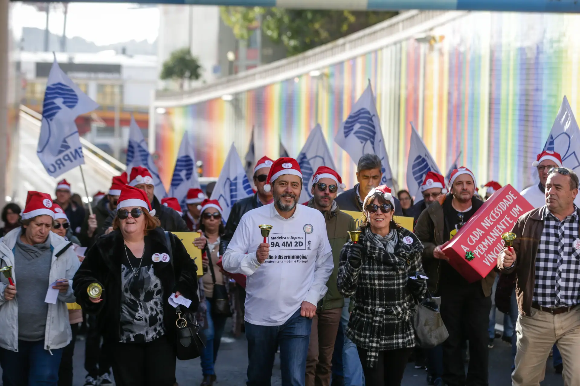 Uma manifestação convocada pela Fenprof e liderada pelo seu secretário-geral, Mário Nogueira (C) para contestar a "intransigência do Governo que continua a querer apagar 6,5 anos de tempo de serviço, o que contraria a Lei do Orçamento do Estado de 2018, como ficou claro no debate sobre o OE para 2019", entregou "presentes" no Conselho de Ministros em Lisboa. 
