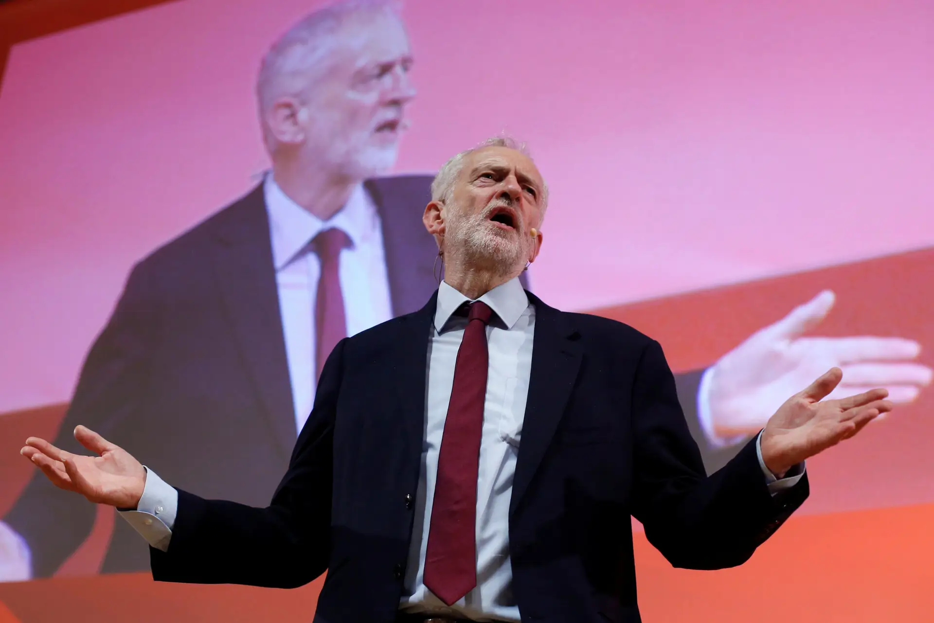 Corbyn acusa May de fazer o Parlamento perder tempo ao apresentar mesmo acordo
