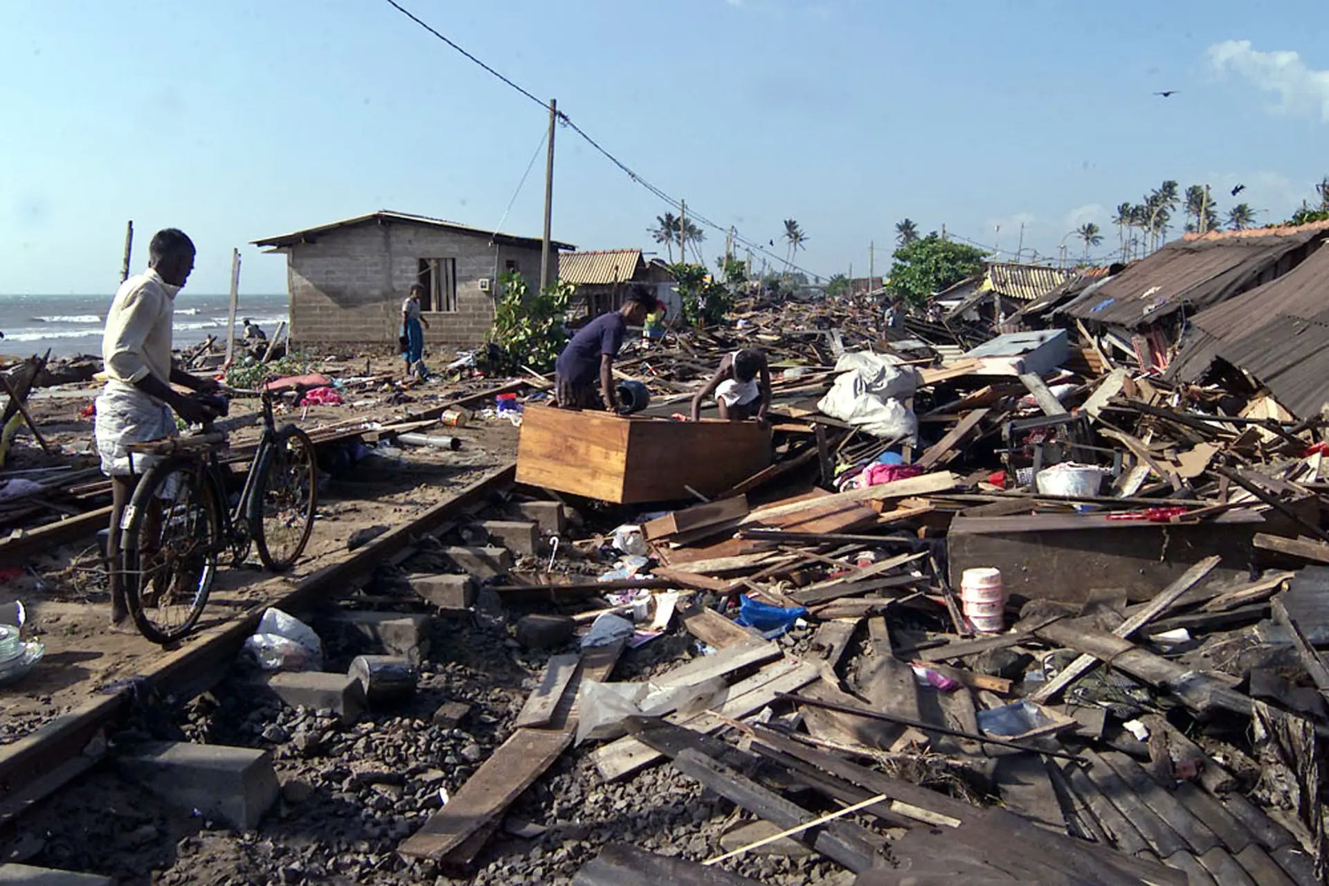 26 de dezembro de 2004, Sudeste asiático - Um sismo de 8,9 na escala de Richter, com epicentro ao largo da ilha de Sumatra, na Indonésia, provocou um tsunami que atingiu uma dezena de países do Índico e fez cerca de 230 mil mortos, quase 170 mil dos quais na Indonésia.