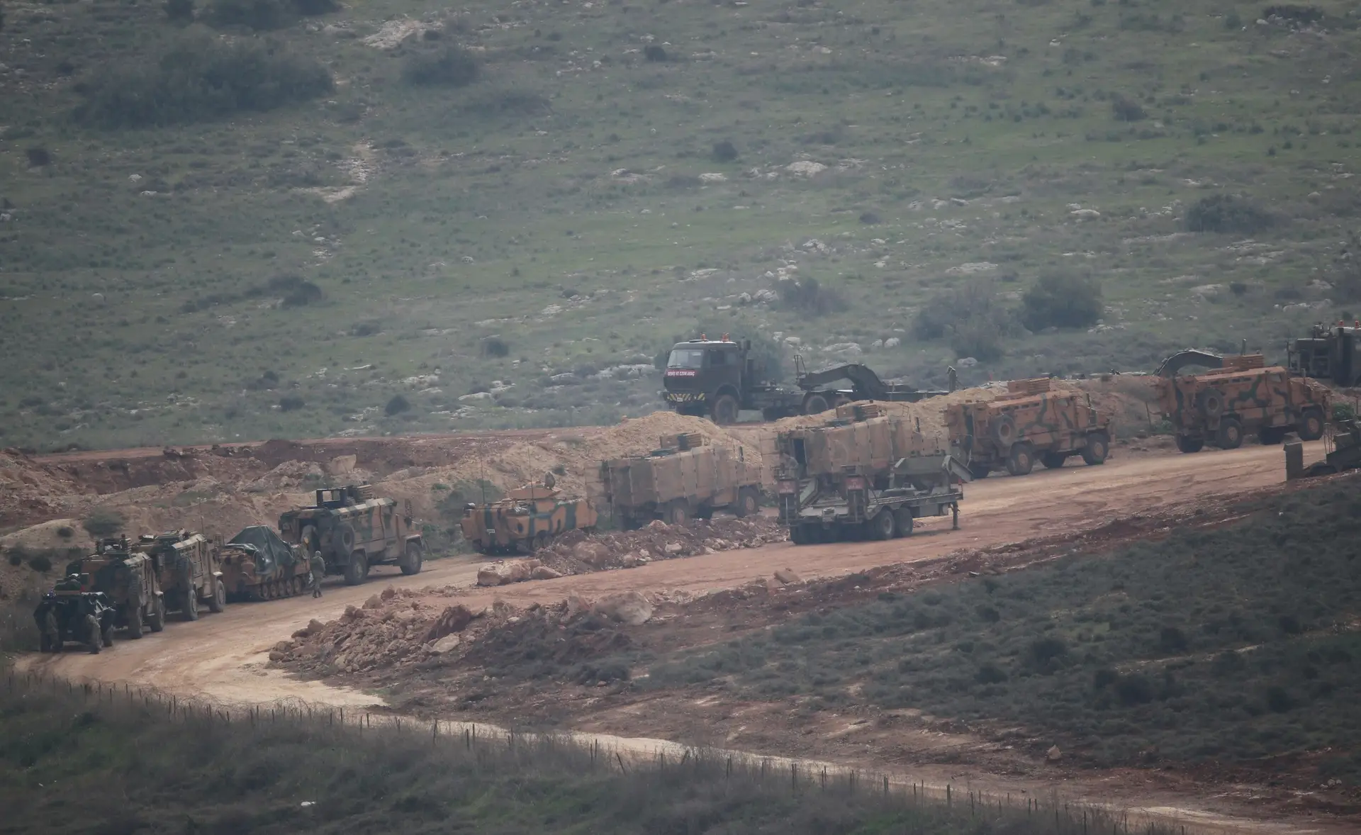 Turcos reforçam dispositivo militar na fronteira com a Síria