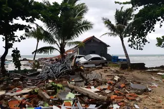 Vídeos mostram rasto de destruição deixado pelo tsunami na Indonésia