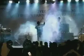 O momento em que o tsunami invade um concerto na Indonésia