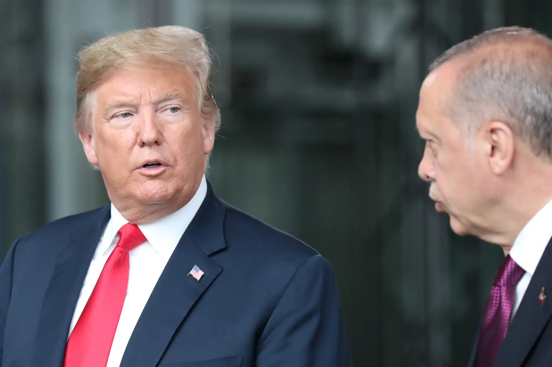 Trump ameaça "devastar" a economia turca se os curdos forem atacados
