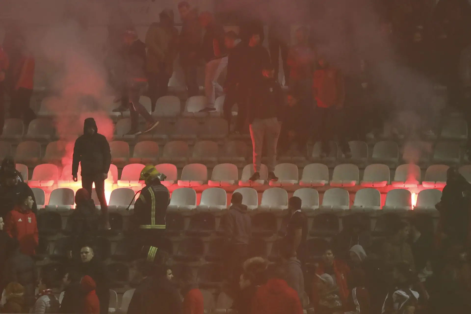 Adeptos do Benfica atearam fogo à bancada do estádio de Portimão