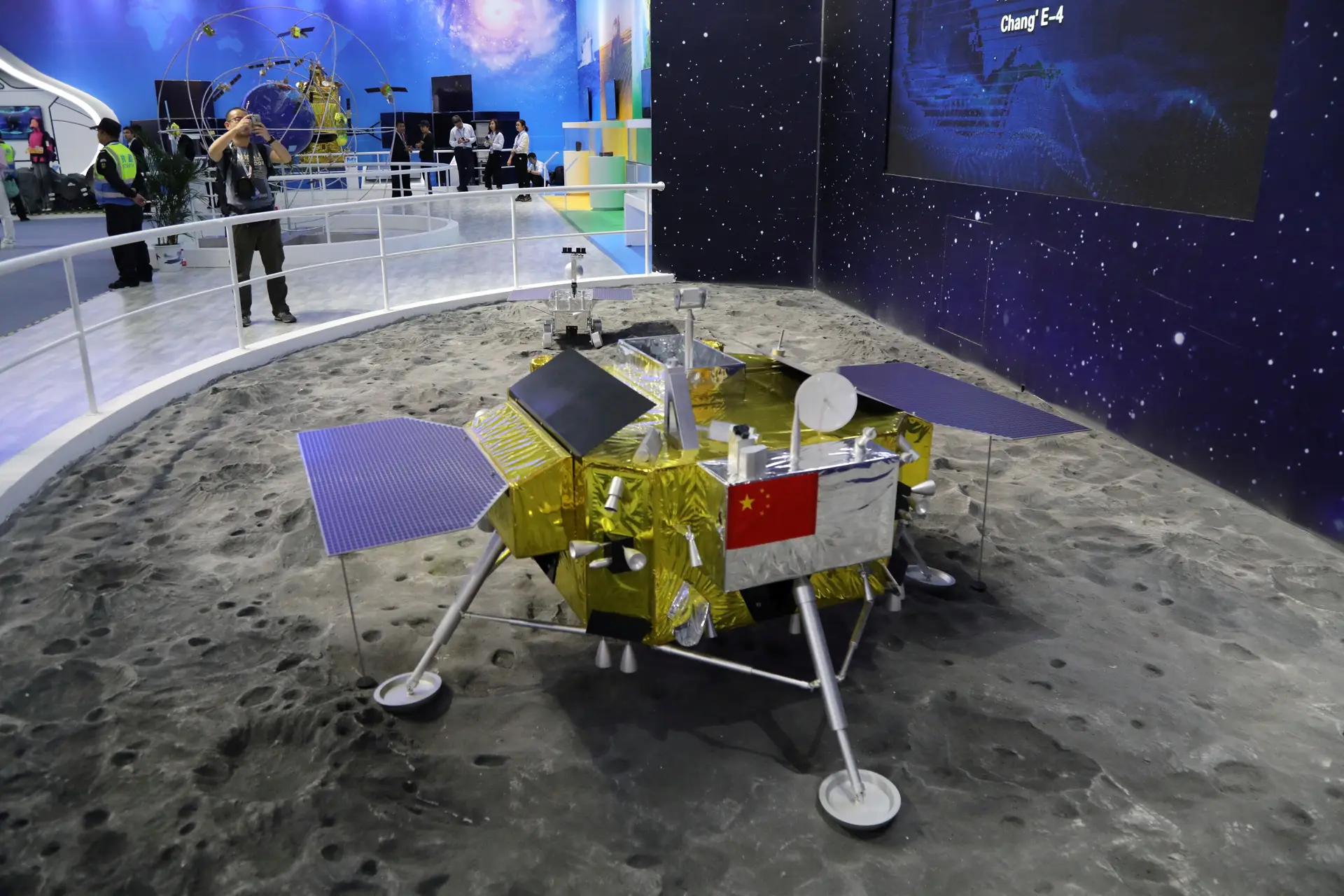 A sonda chinesa em exposição antes de ser lançada