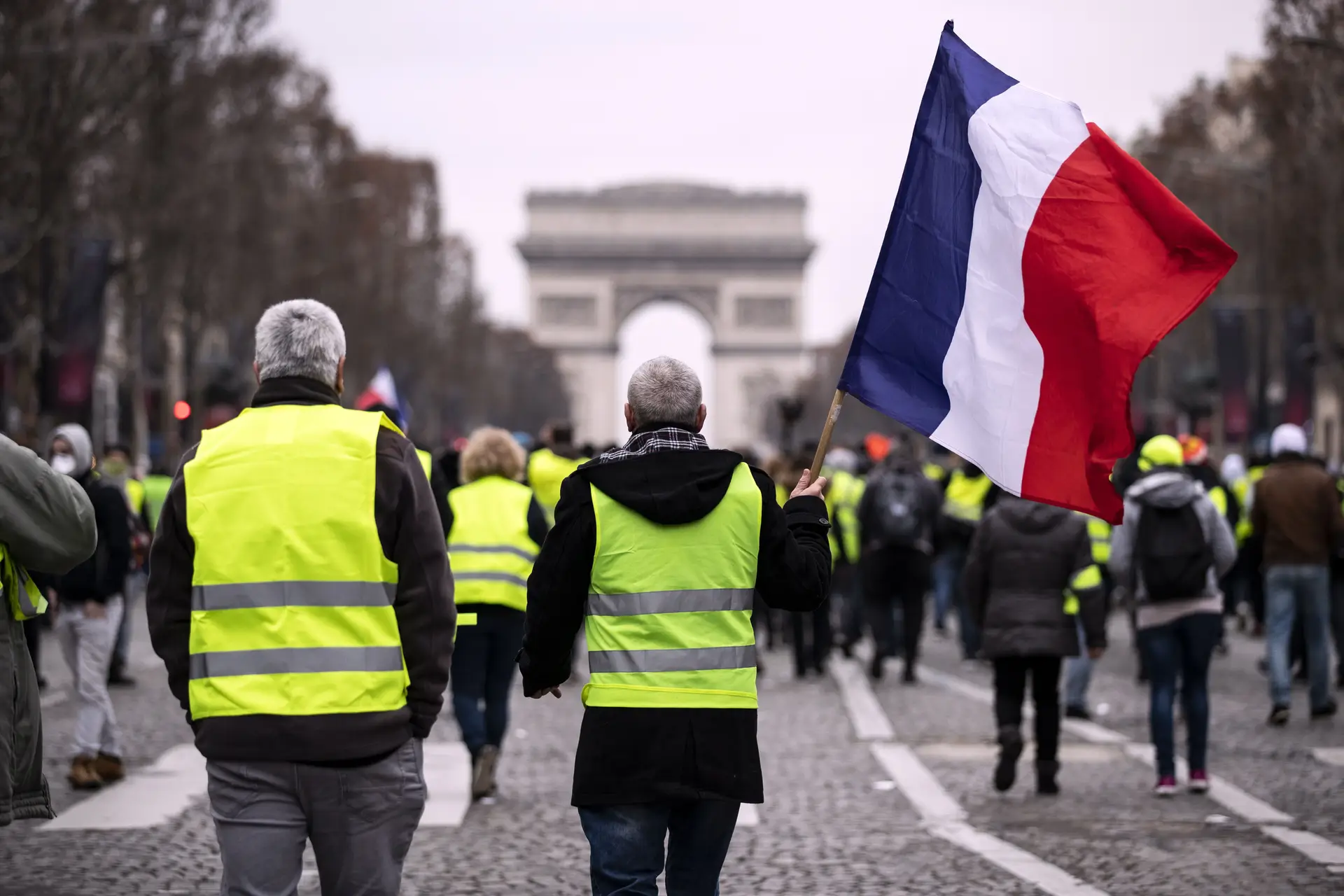 Coletes amarelos apelam a corrida aos bancos franceses