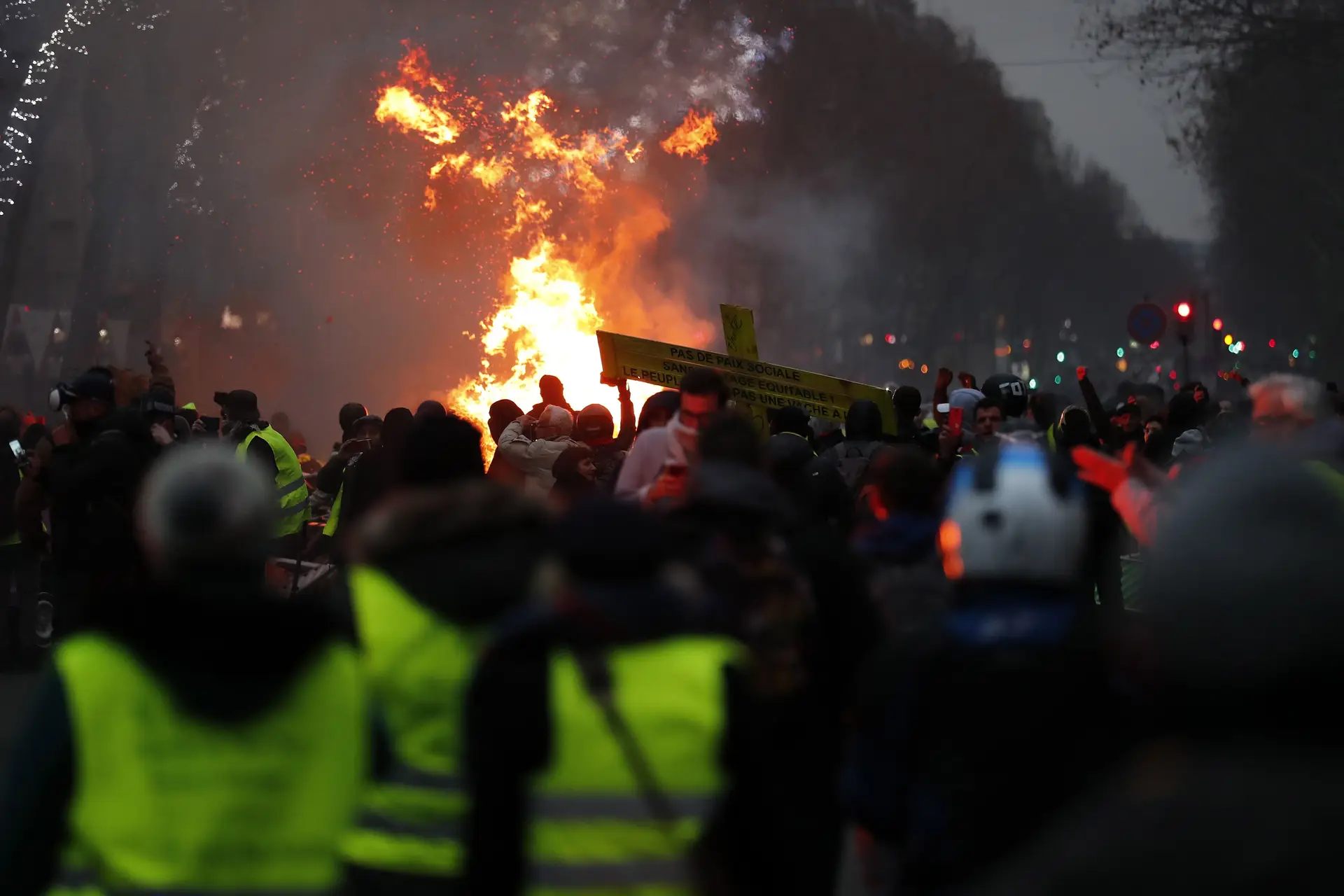 Manifestações dos coletes amarelos juntaram milhares de pessoas em França