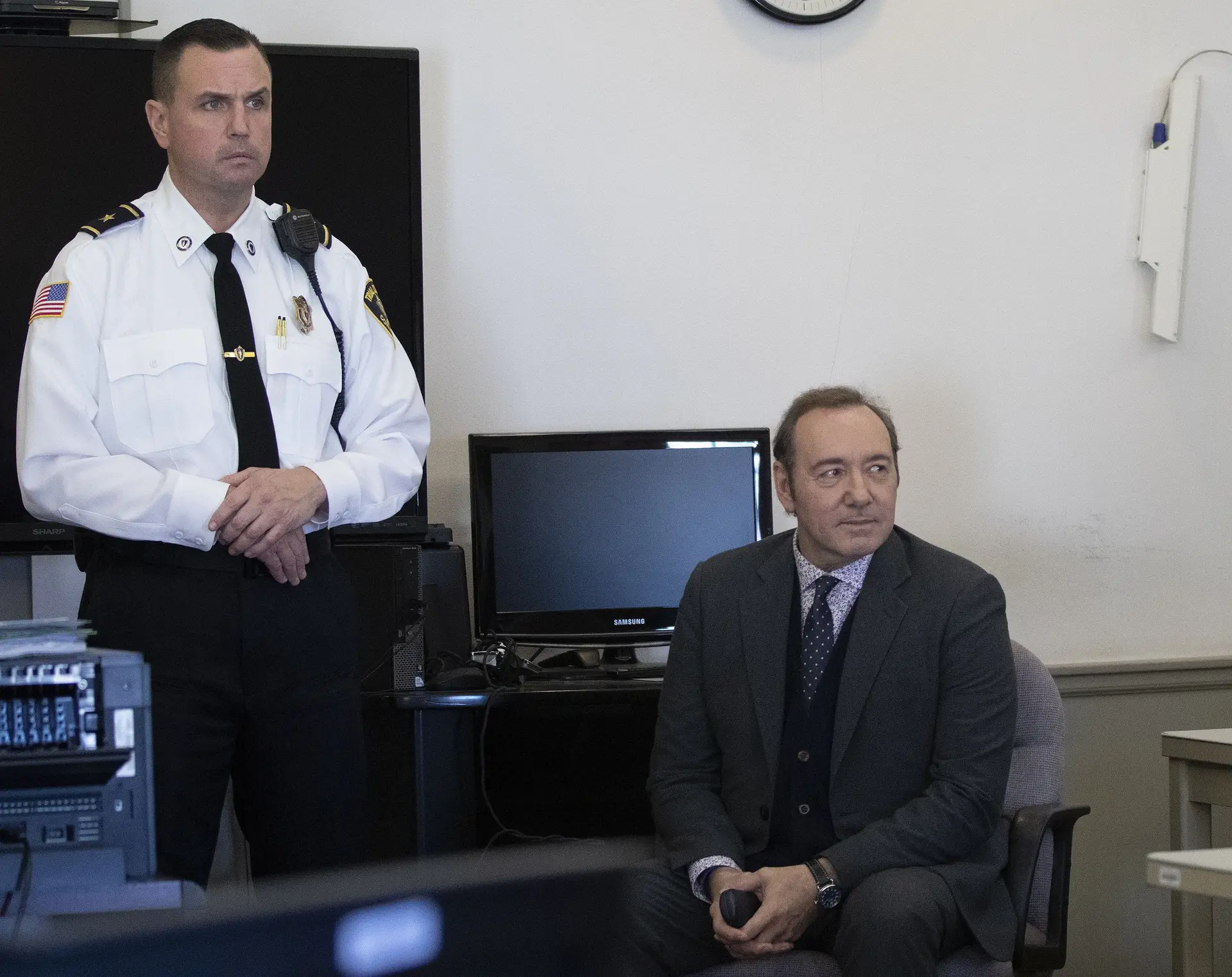 Kevin Spacey proibido de se aproximar de jovem que o acusa de abuso sexual