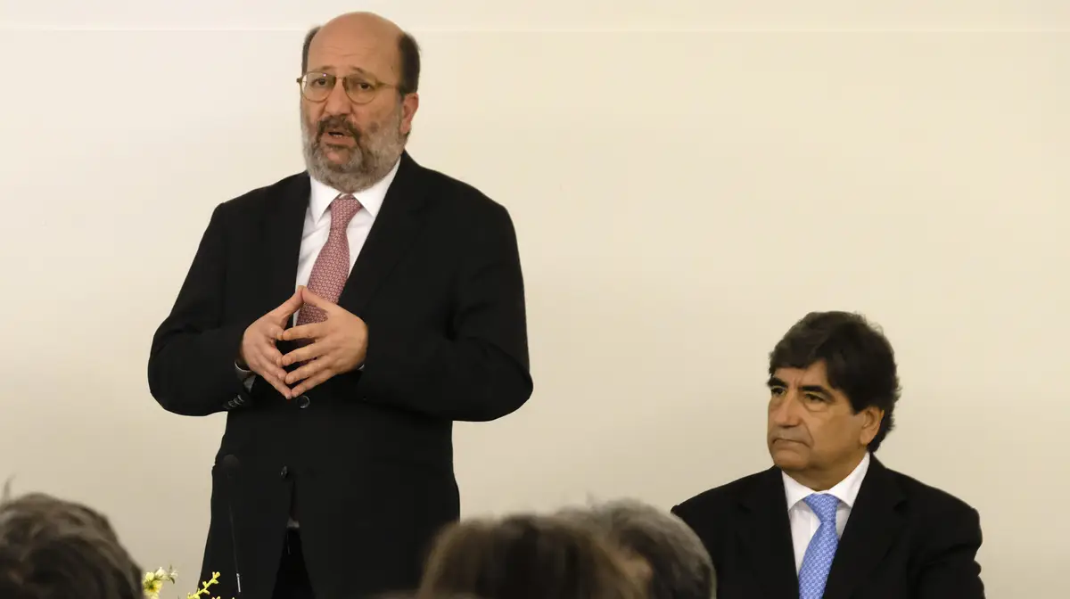 O ministro do Ambiente e da Transição Energética, João Pedro Matos Fernandes (2D), acompanhado pelo secretário de Estado do Ambiente, Carlos Martins (D).