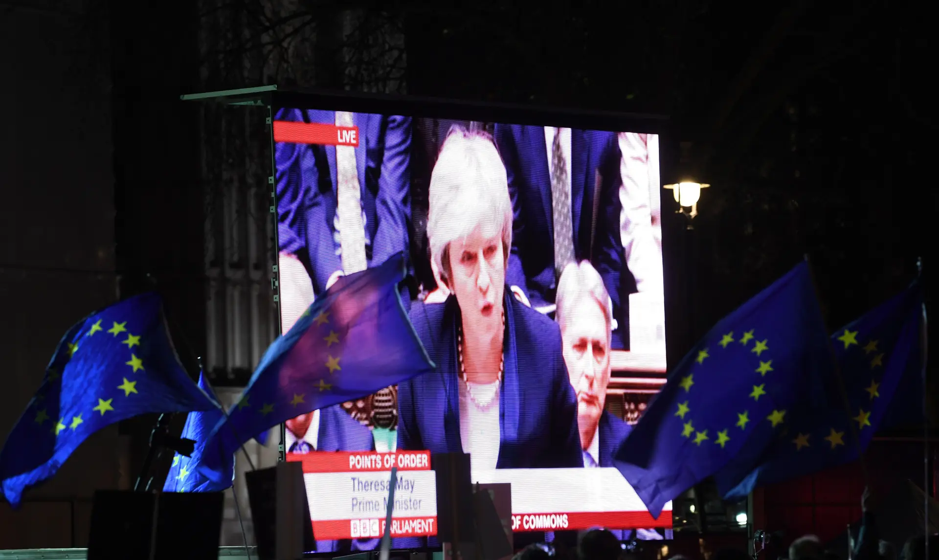 Unionistas e eurocéticos contra moção de censura ao Governo britânico