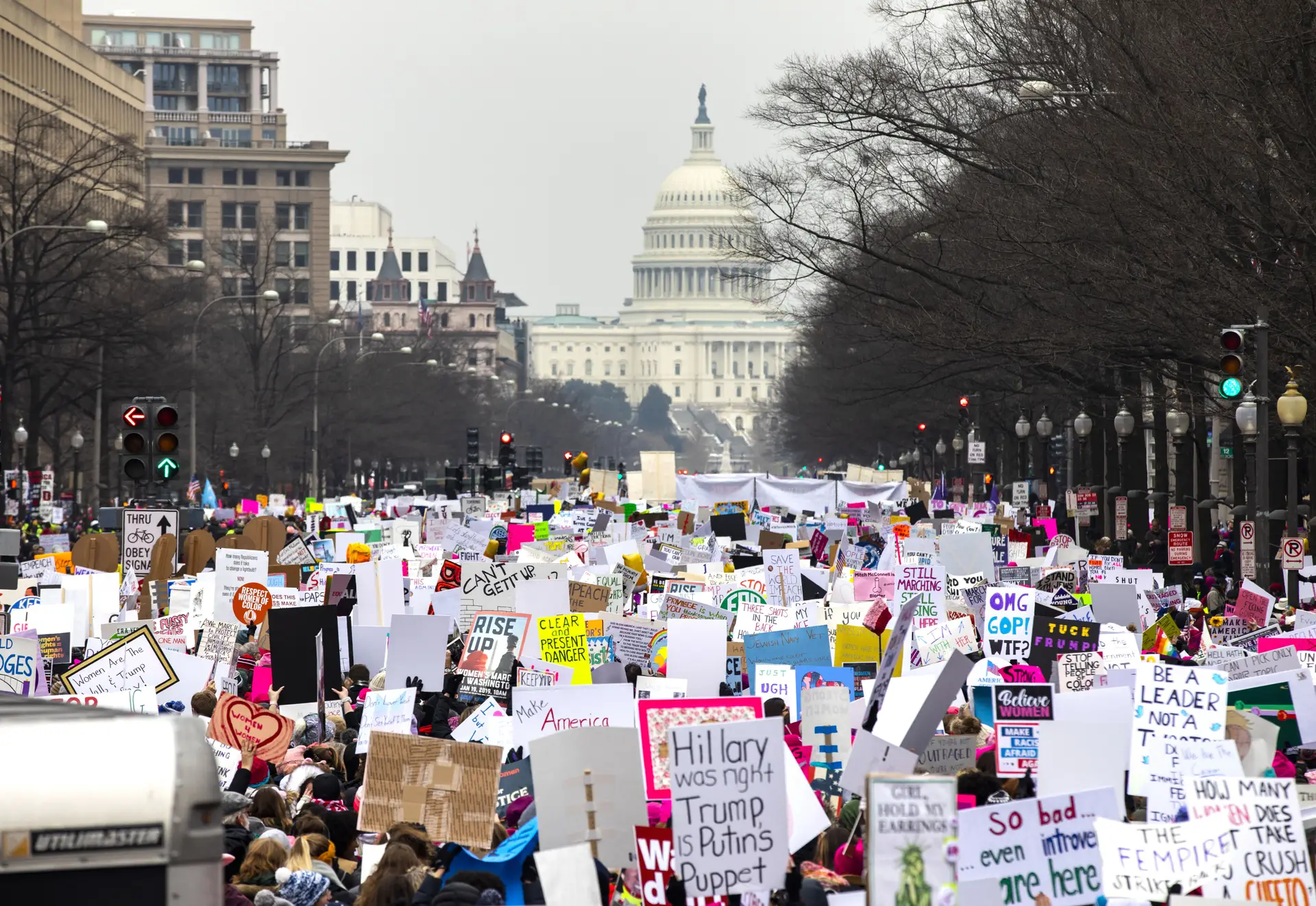 Mulheres marcham contra políticas de Donald Trump