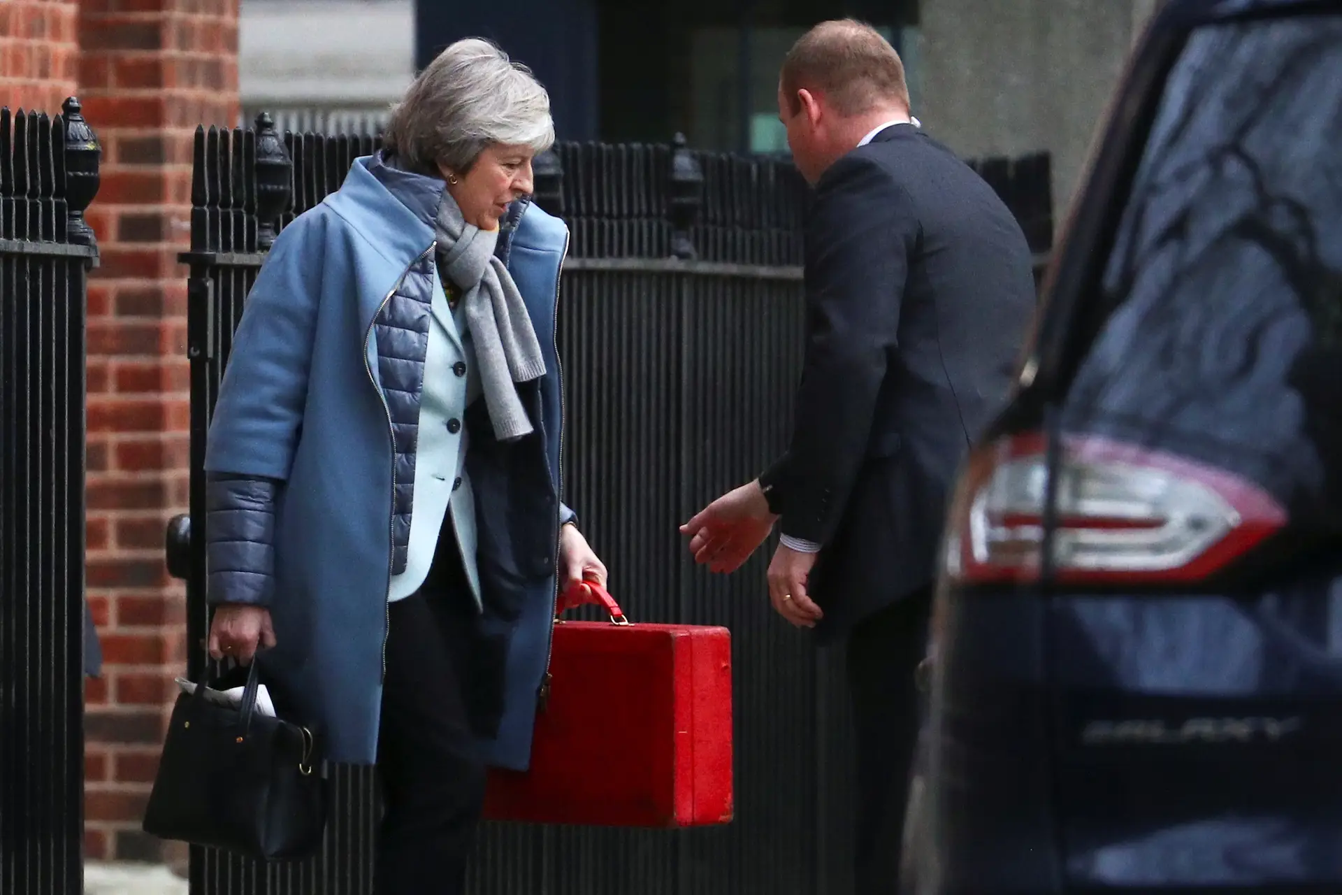 Theresa May apresenta segunda-feira Plano B no parlamento britânico