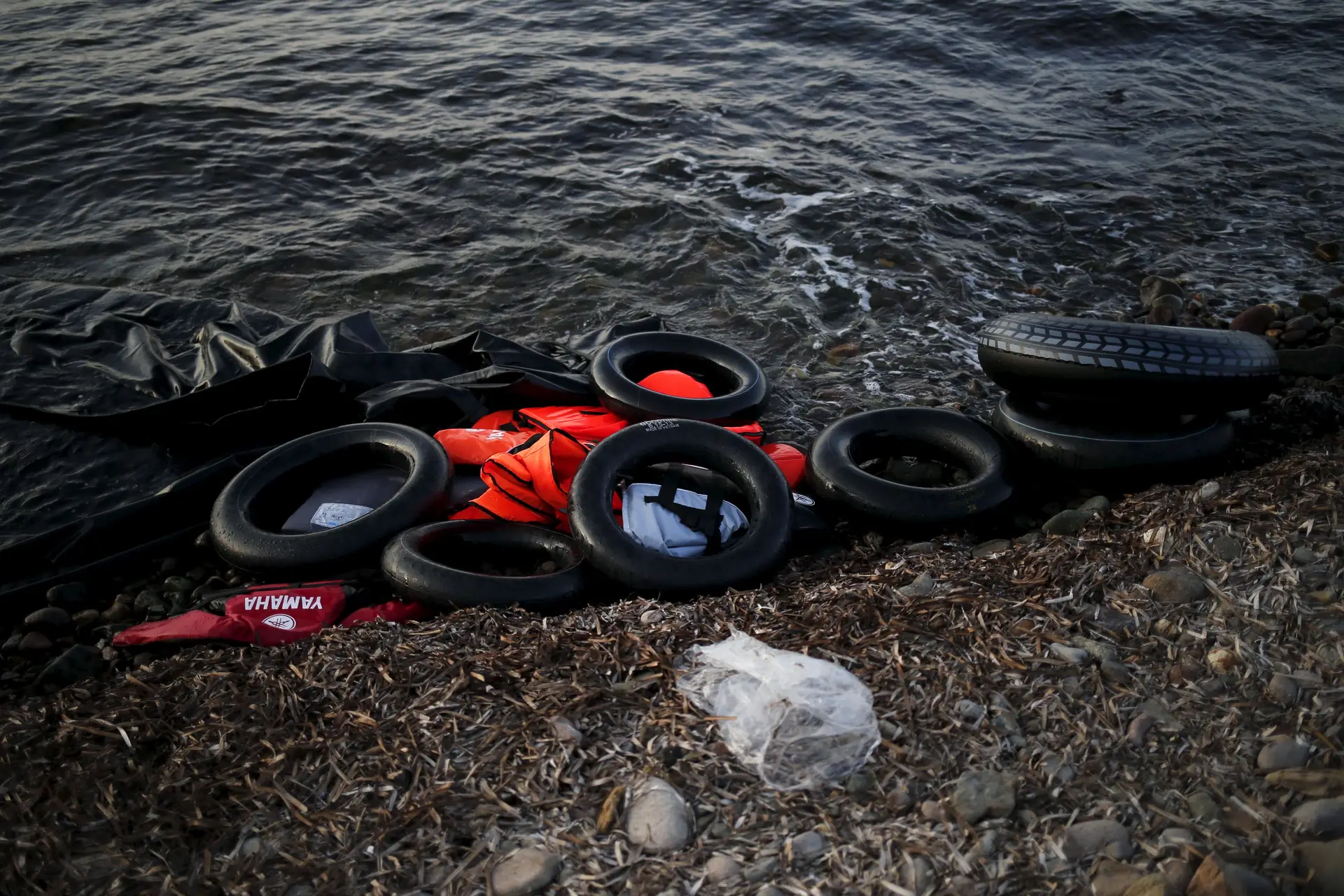 Mais de 400 migrantes resgatados junto às Ilhas Canárias