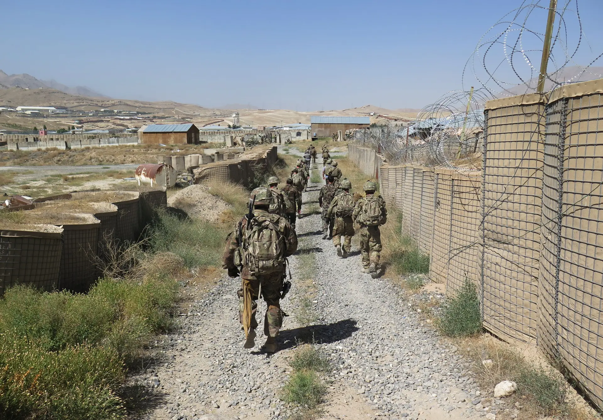 Militares dos EUA e do Afeganistão na base militar de Maidan Wardak, no Afeganistão