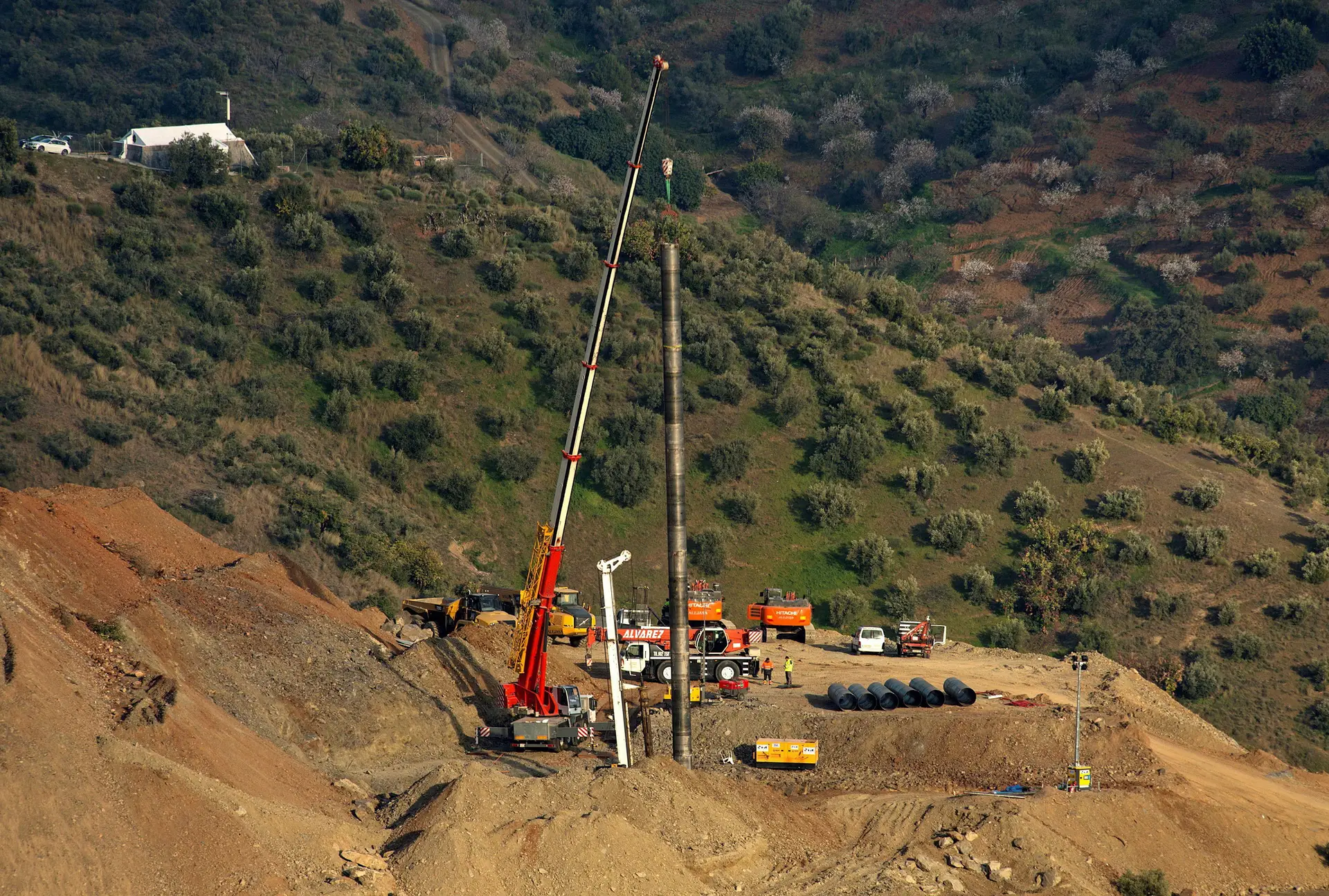 Operários voltam a escavar túnel vertical para recuperar criança em Málaga